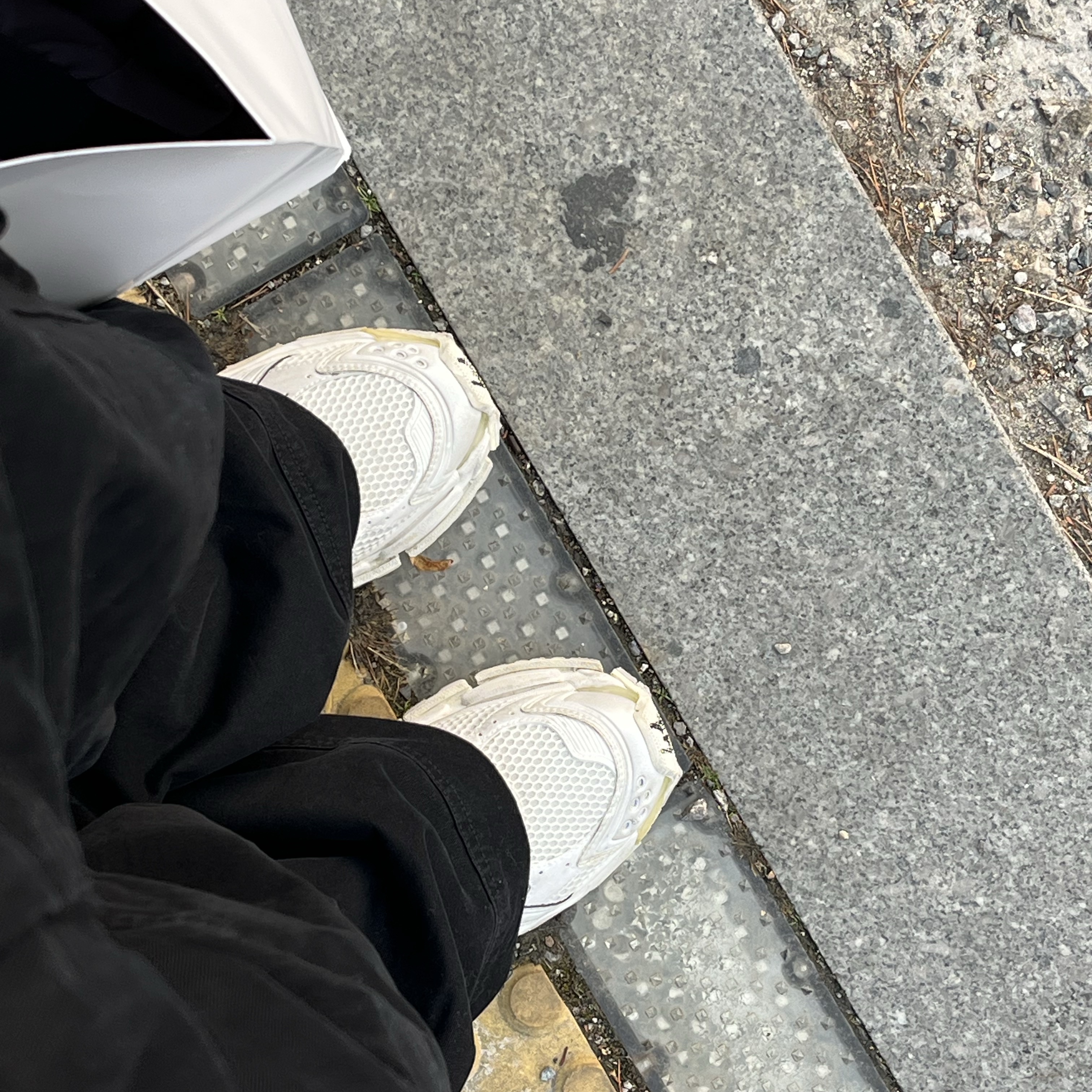 Balenciaga Runner Sneakers White 착용 스타일