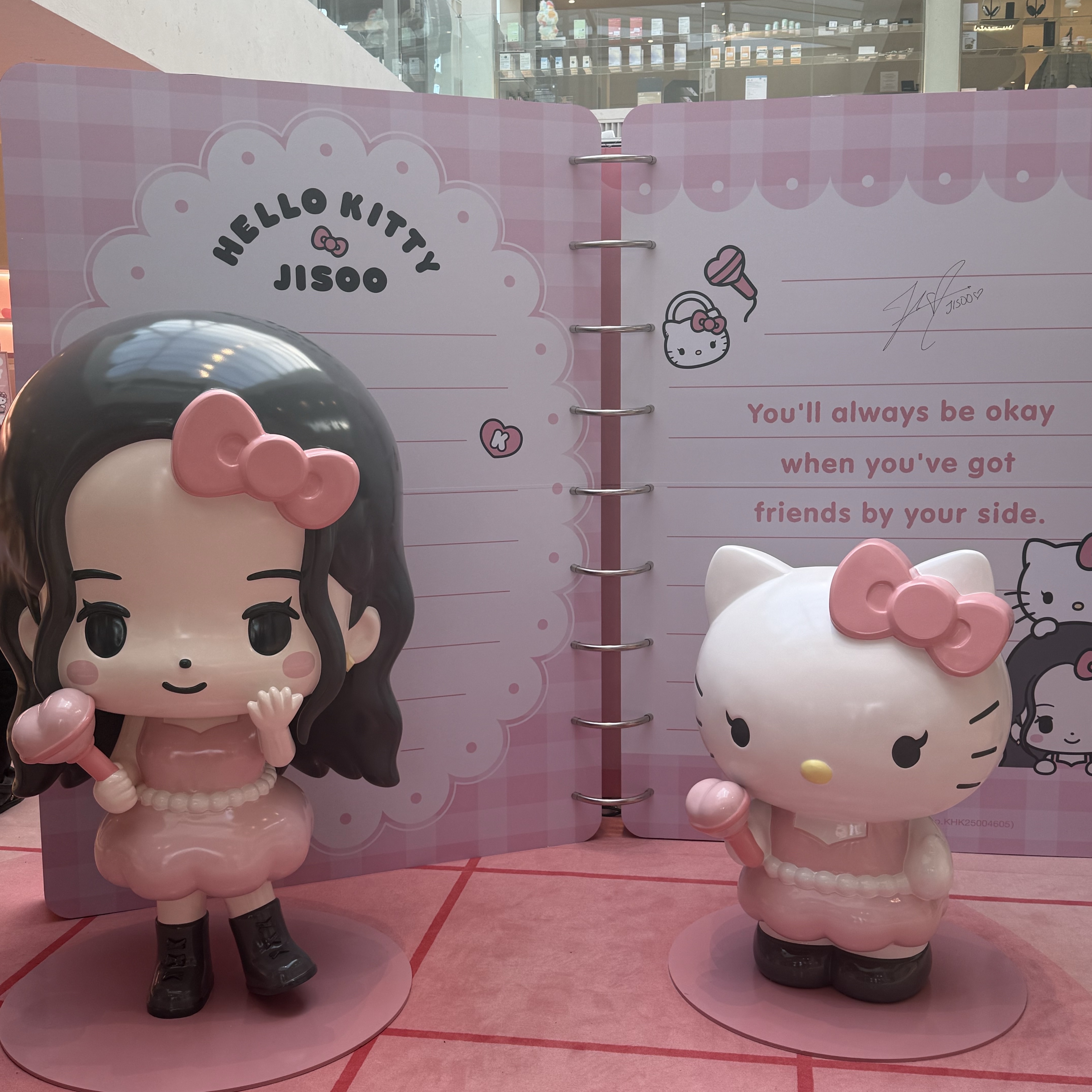 HELLO KITTY x JISOO Plush Keychain Original (Opened Case), HELLO KITTY x JISOO Random Plush Keychain (1 Blind Box) 착용 스타일 - 5
