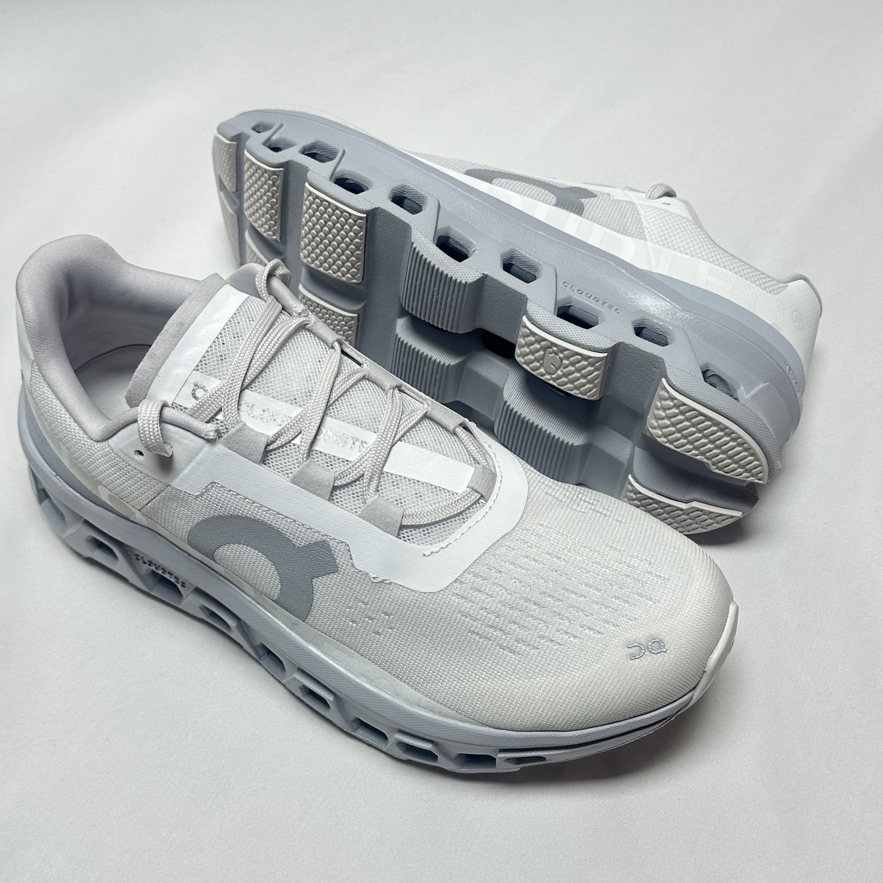 On Running Cloudmonster White Glacier 착용 스타일 - 1