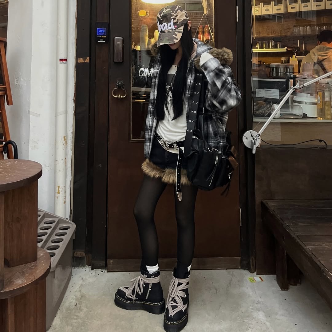 SPORT CHAMBER SC Fur Hood Shirt Black, Dr. Martens x Rick Owens Quad Sole Steel Toe Boots Black 착용 스타일 - 4