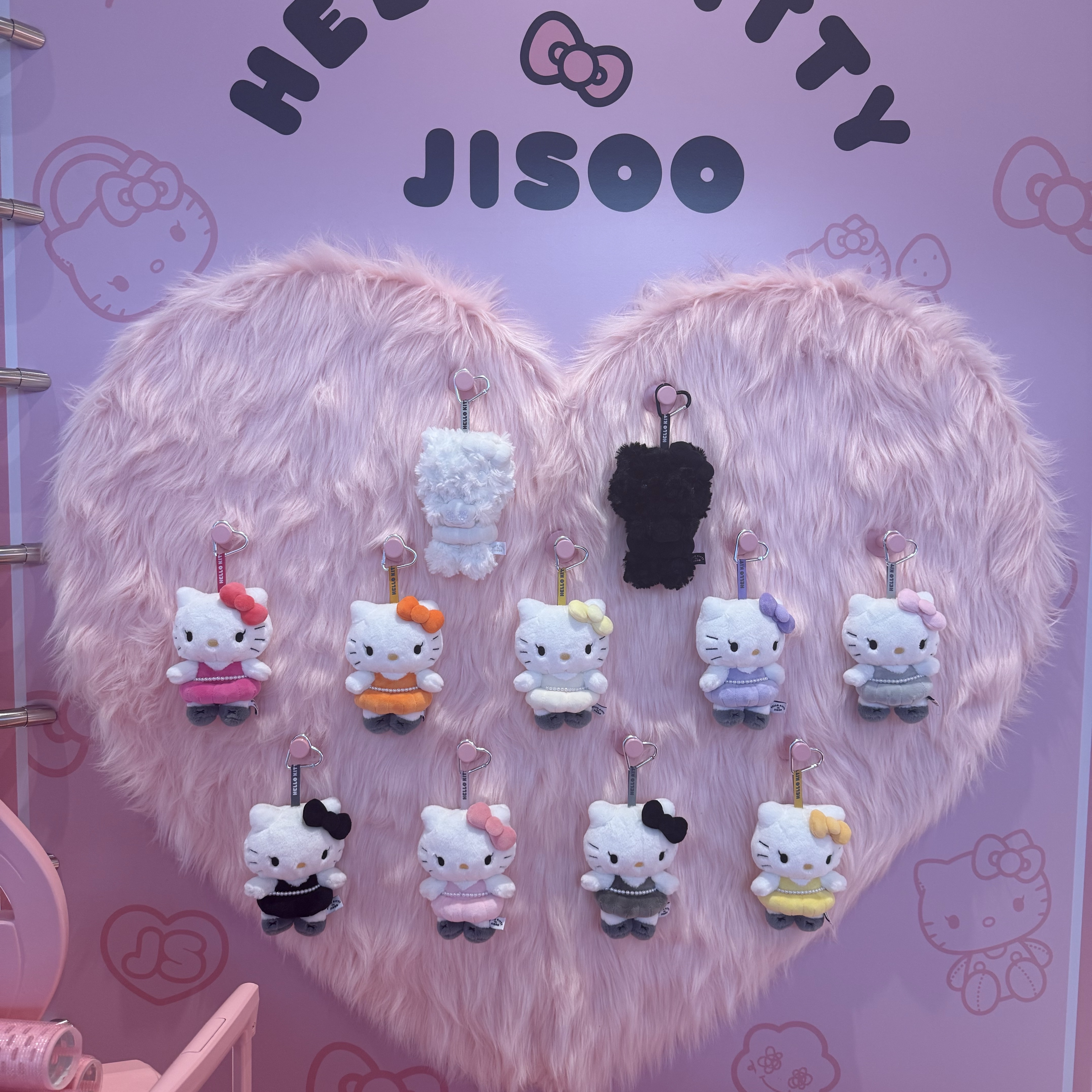HELLO KITTY x JISOO Plush Keychain Original (Opened Case), HELLO KITTY x JISOO Random Plush Keychain (1 Blind Box) 착용 스타일 - 4