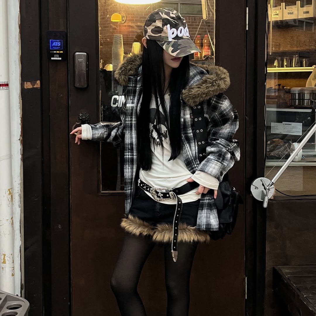 SPORT CHAMBER SC Fur Hood Shirt Black, Dr. Martens x Rick Owens Quad Sole Steel Toe Boots Black 착용 스타일 - 8