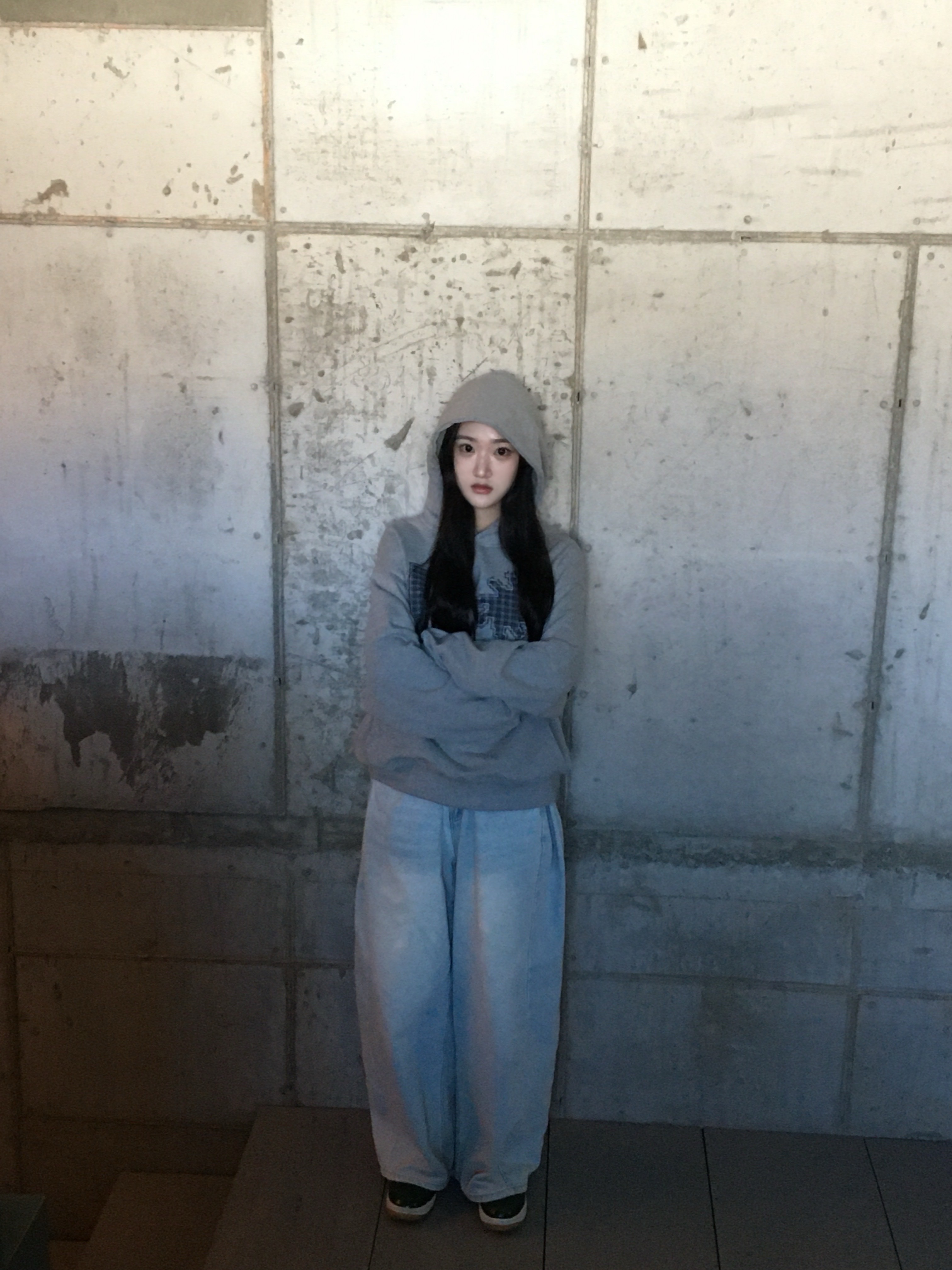 SLOW RECORD HOUSE Check Patch Hoodie Grey 착용 스타일 - 6