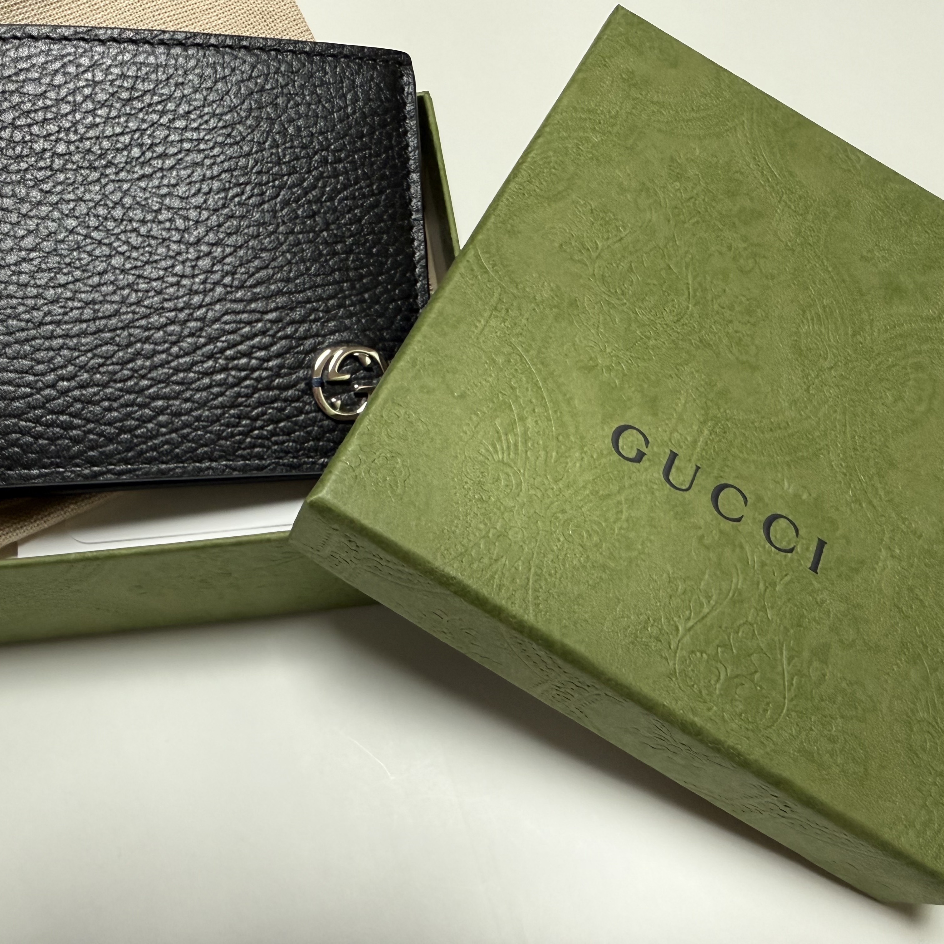 Gucci GG Interlocking Bi-Fold Wallet Black 착용 스타일