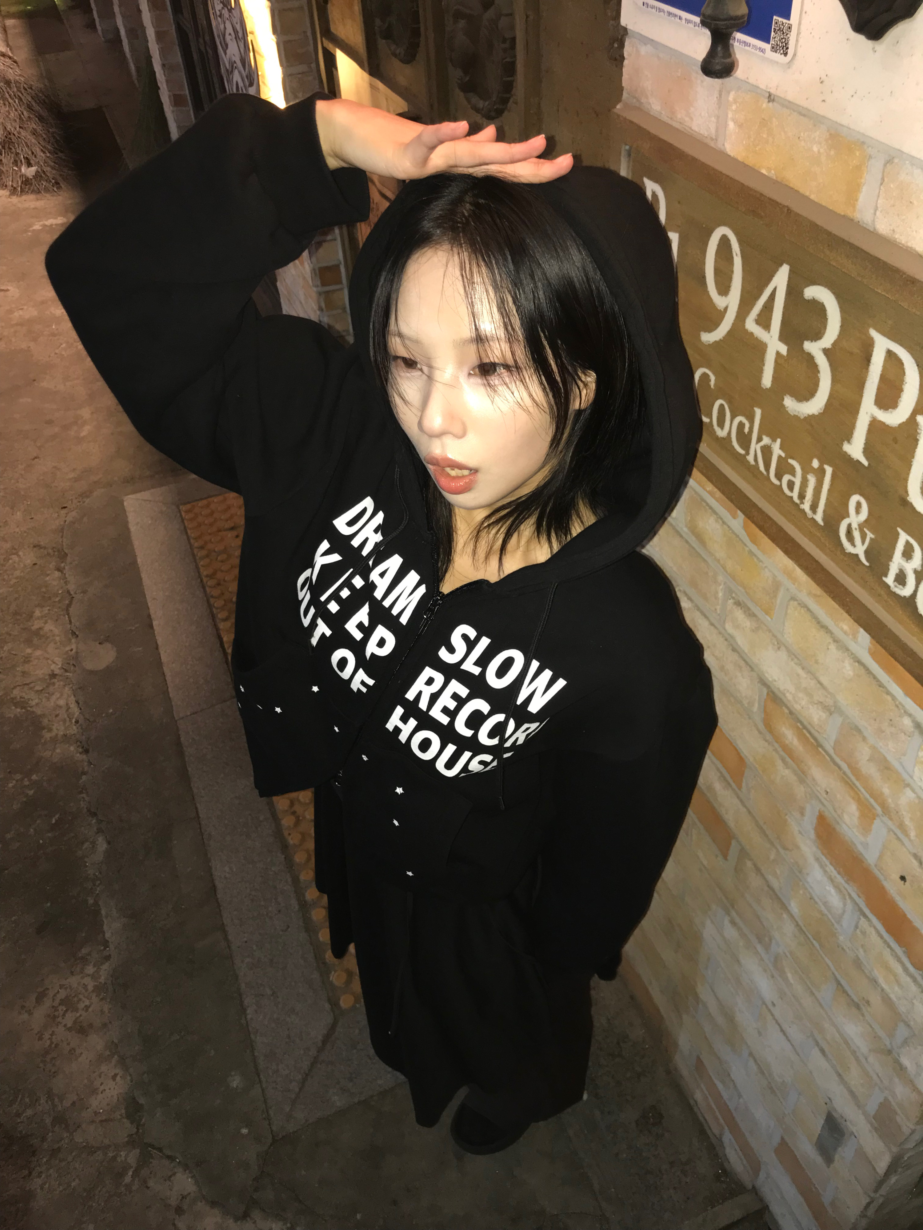 SLOW RECORD HOUSE Typo Star Hood Zip-up Black 착용 스타일 - 9