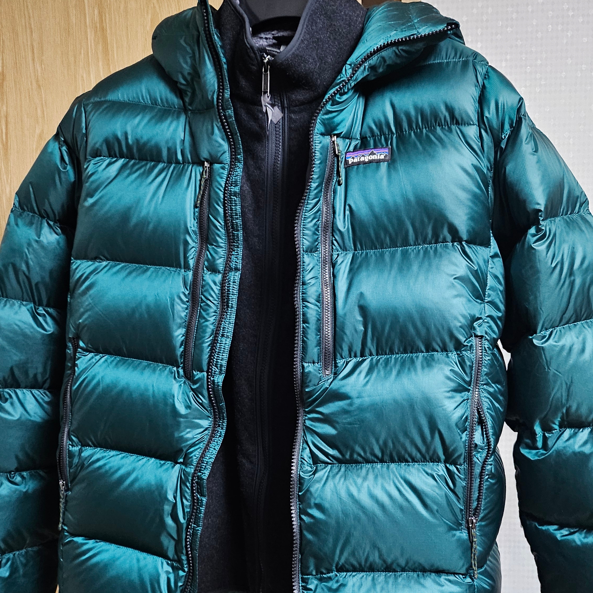 Patagonia Fitz Roy Down Hoody Cascade Green 착용 스타일