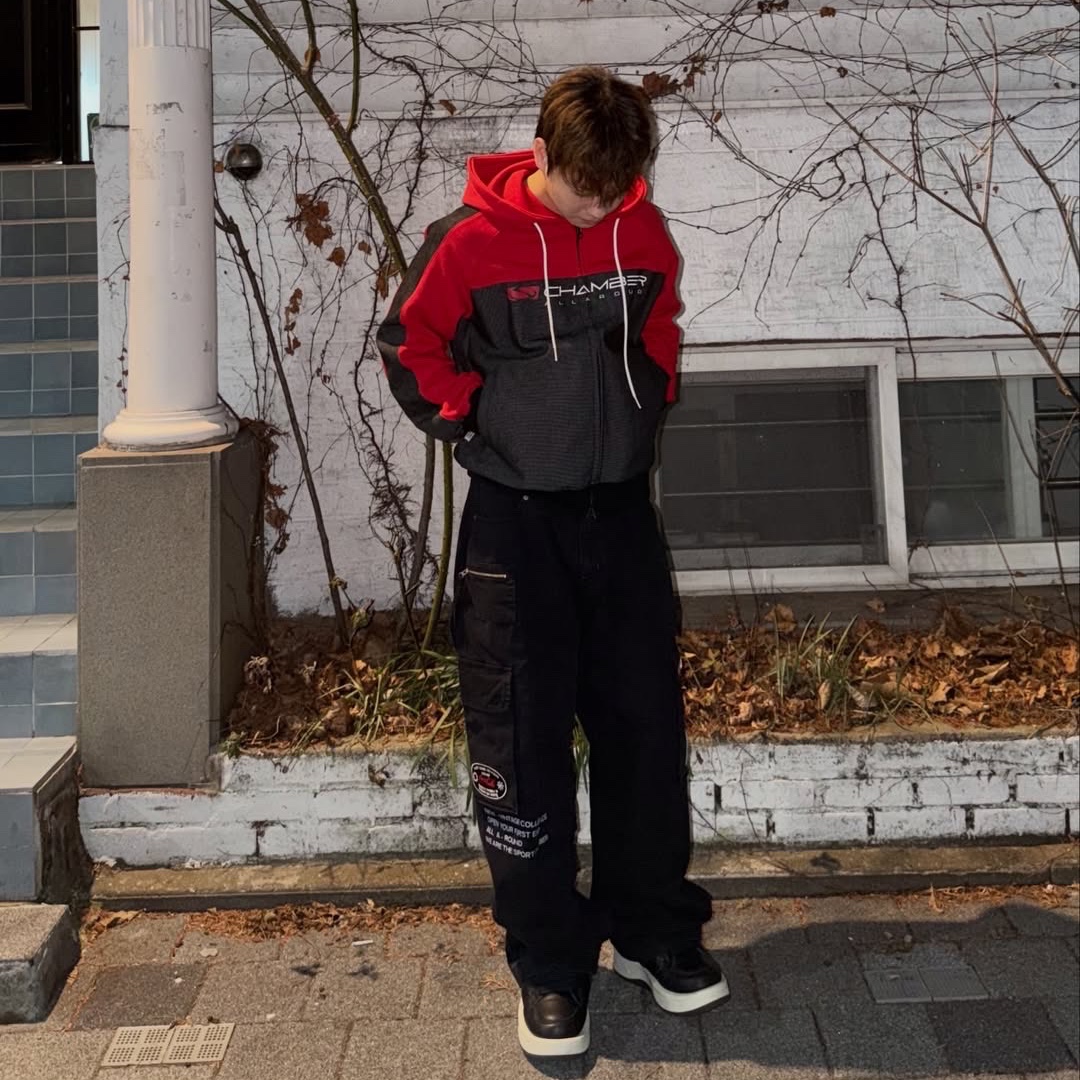 SPORT CHAMBER SC Core Denim Hood Zip Up Red, SPORT CHAMBER x Coca-Cola Cargo Pants Black 착용 스타일 - 2