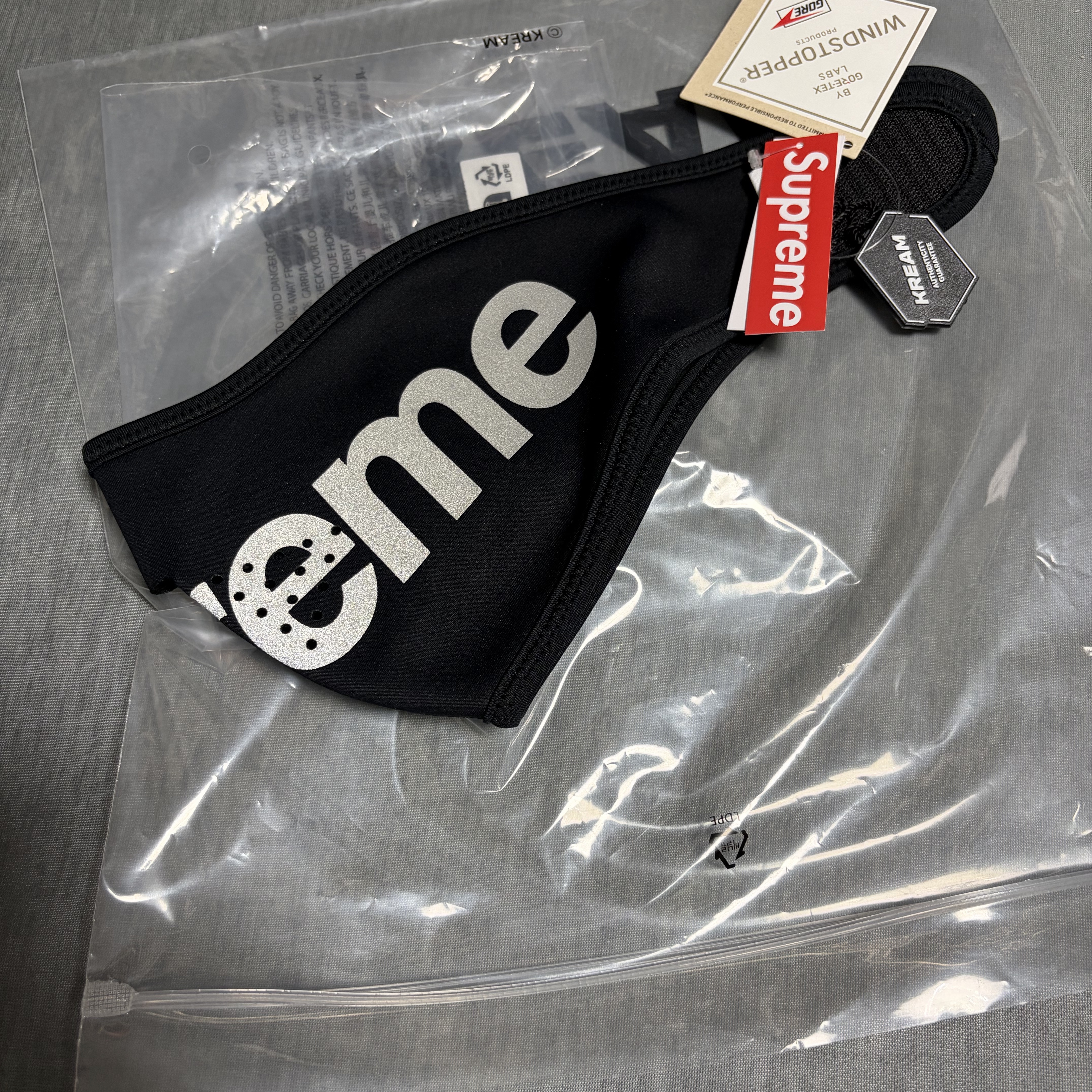 Supreme Windstopper Facemask Black - 24FW 착용 스타일