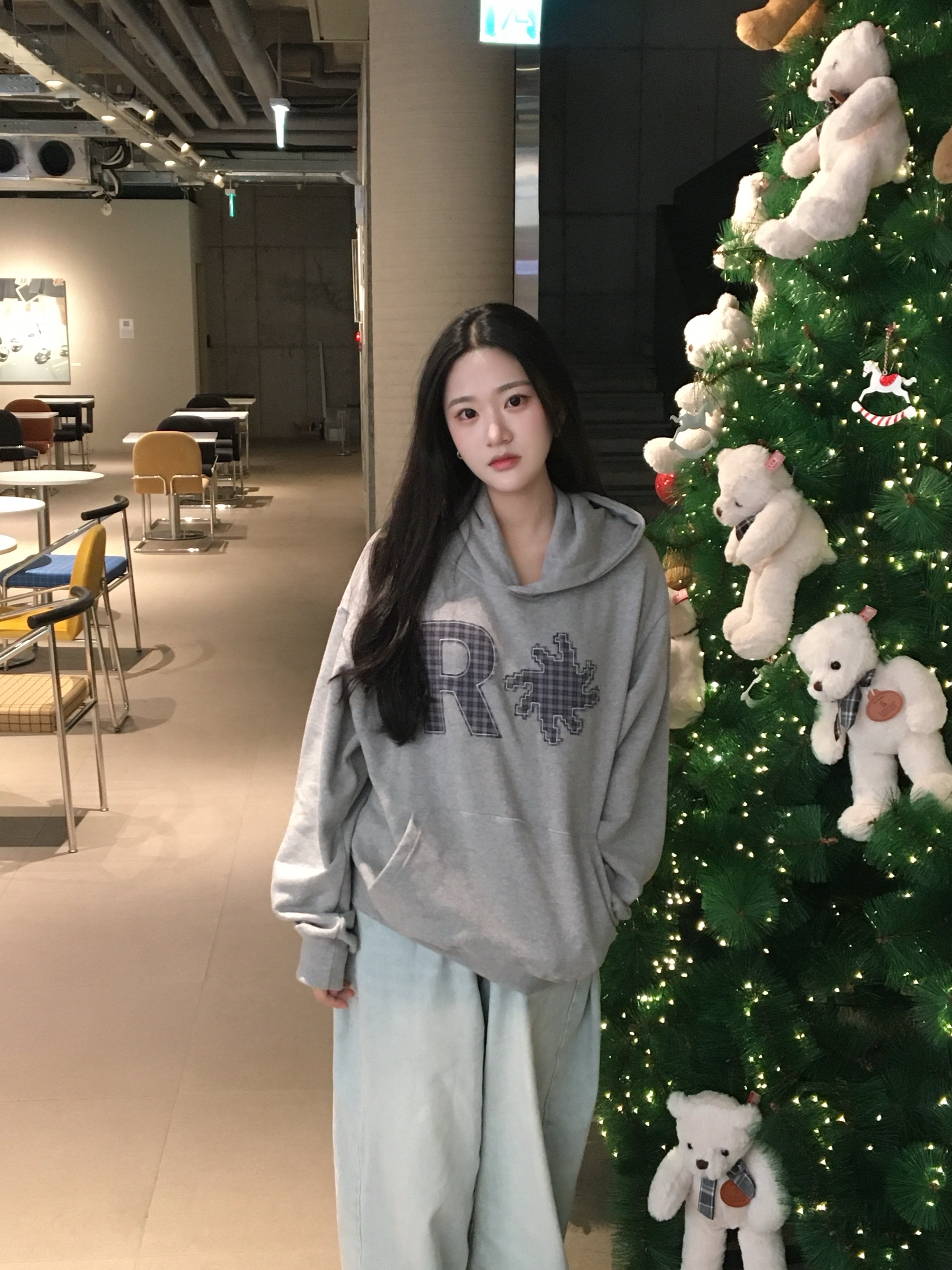 SLOW RECORD HOUSE Check Patch Hoodie Grey 착용 스타일 - 1