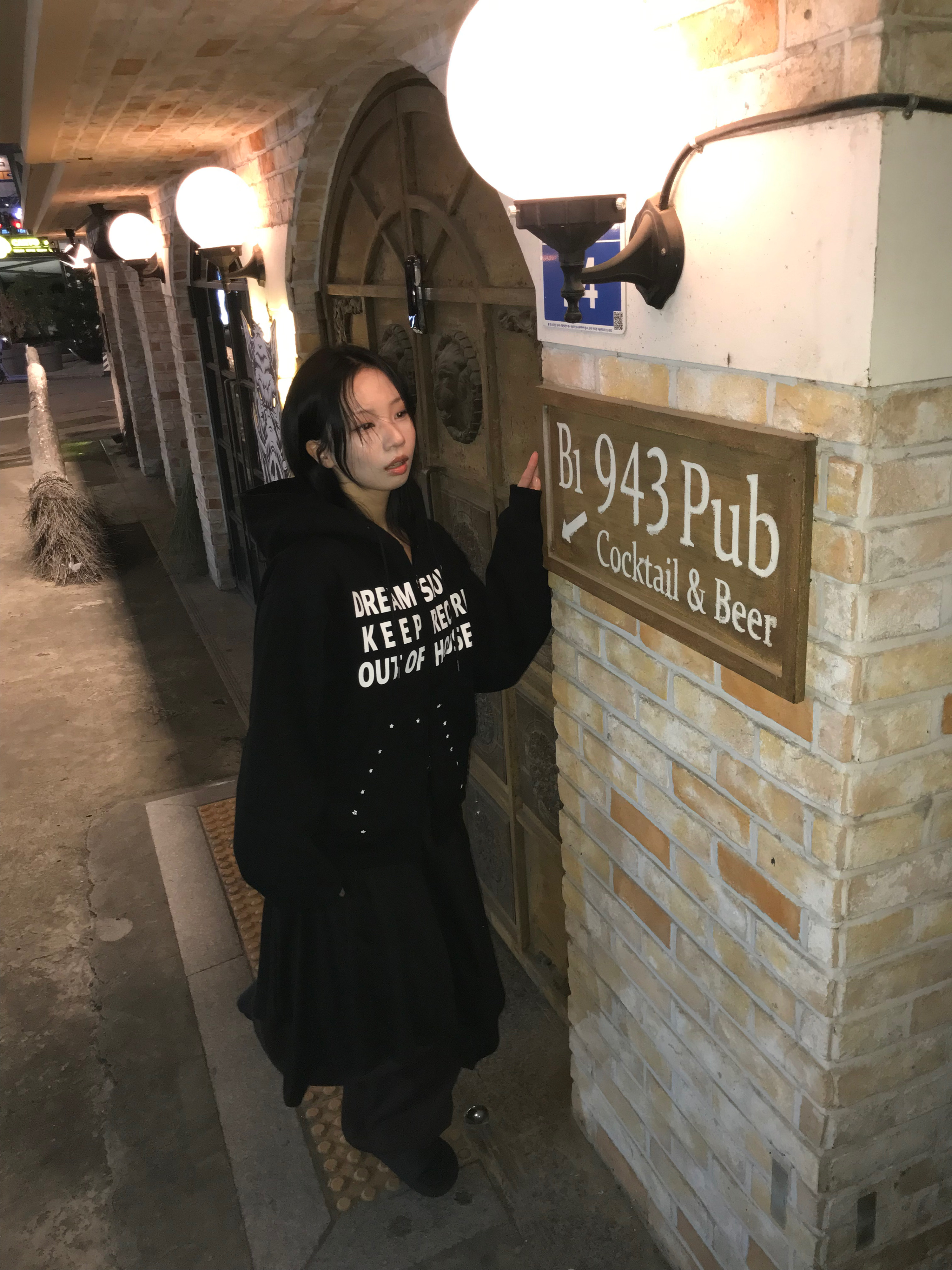 SLOW RECORD HOUSE Typo Star Hood Zip-up Black 착용 스타일 - 7