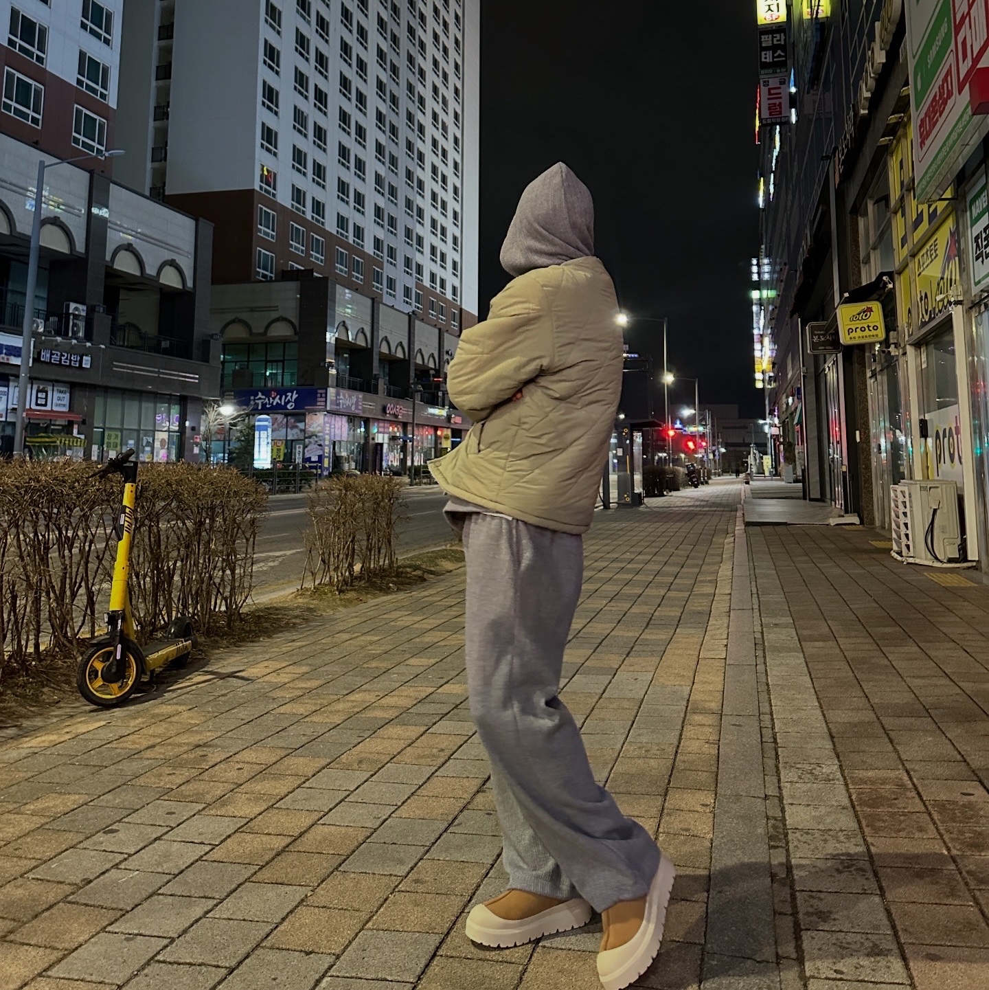 UGG Tasman Weather Hybrid Chestnut Whitecap 착용 스타일 - 1