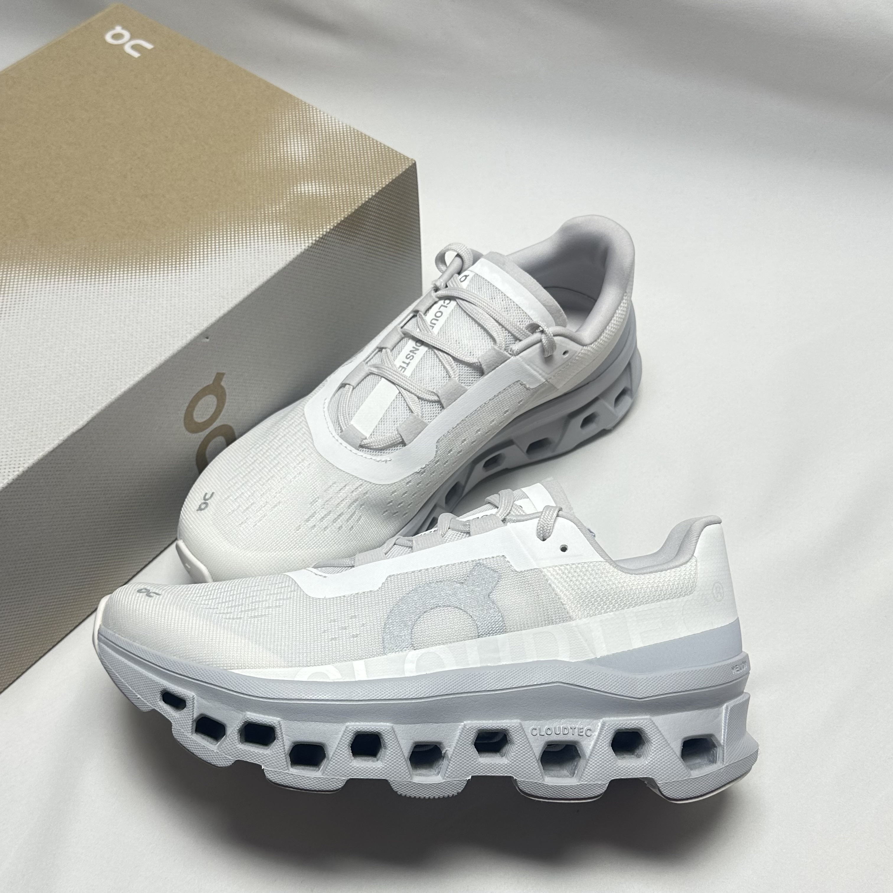 On Running Cloudmonster White Glacier 착용 스타일 - 2