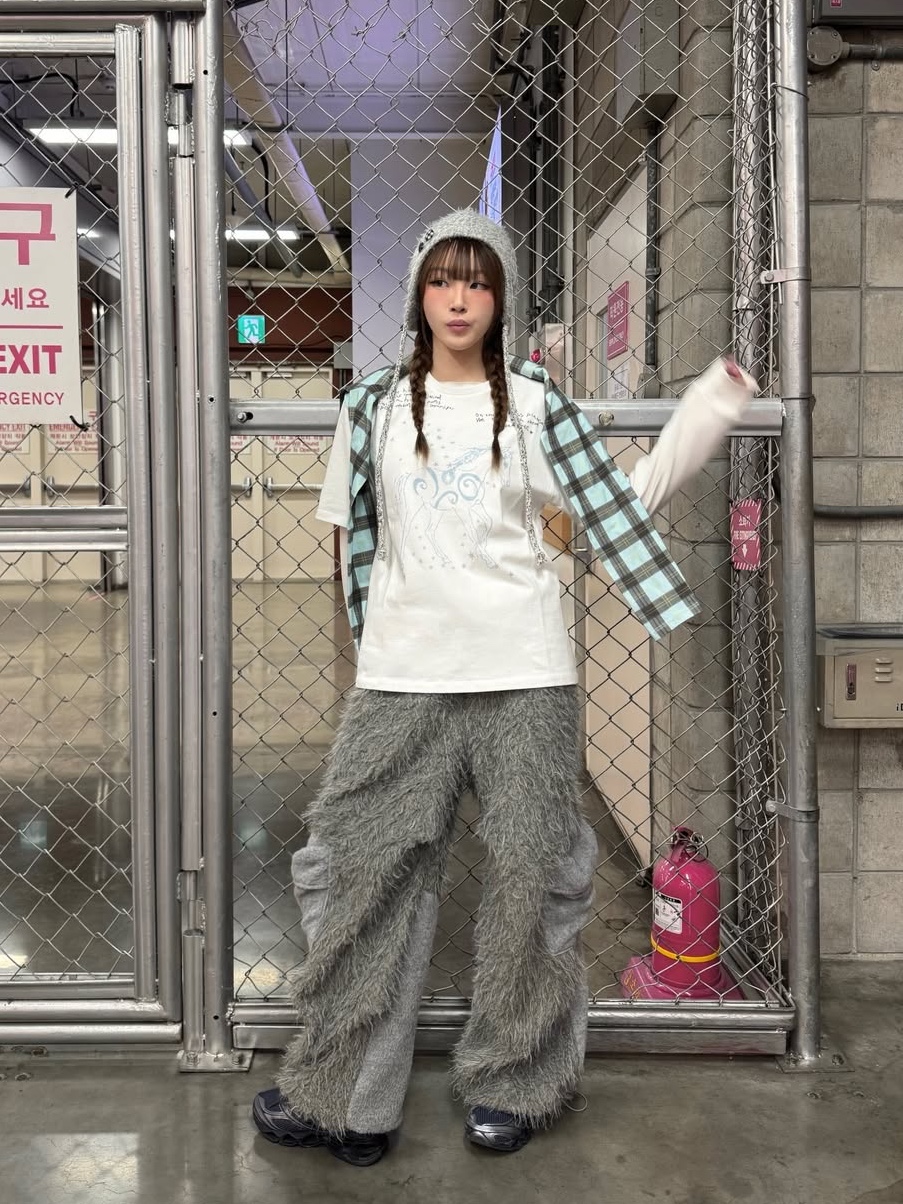 SOMSOC Fuzzy Earflab Beanie Melange Grey, SOMSOC Bail Fuzzy Cargo Pants Melange Grey 착용 스타일 - 1