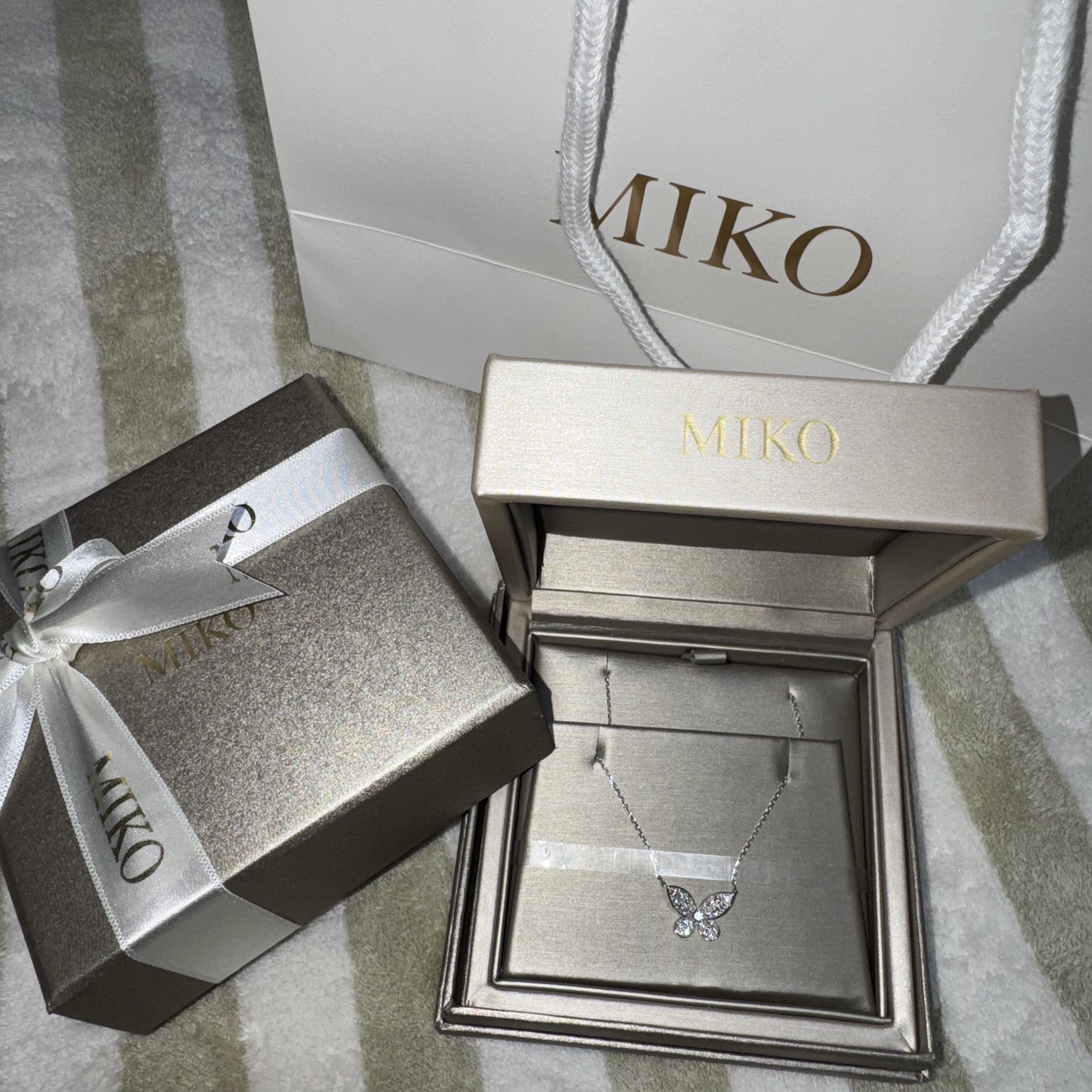 Miko Morpho Diamond Pave M Necklace White Gold 착용 스타일 - 3