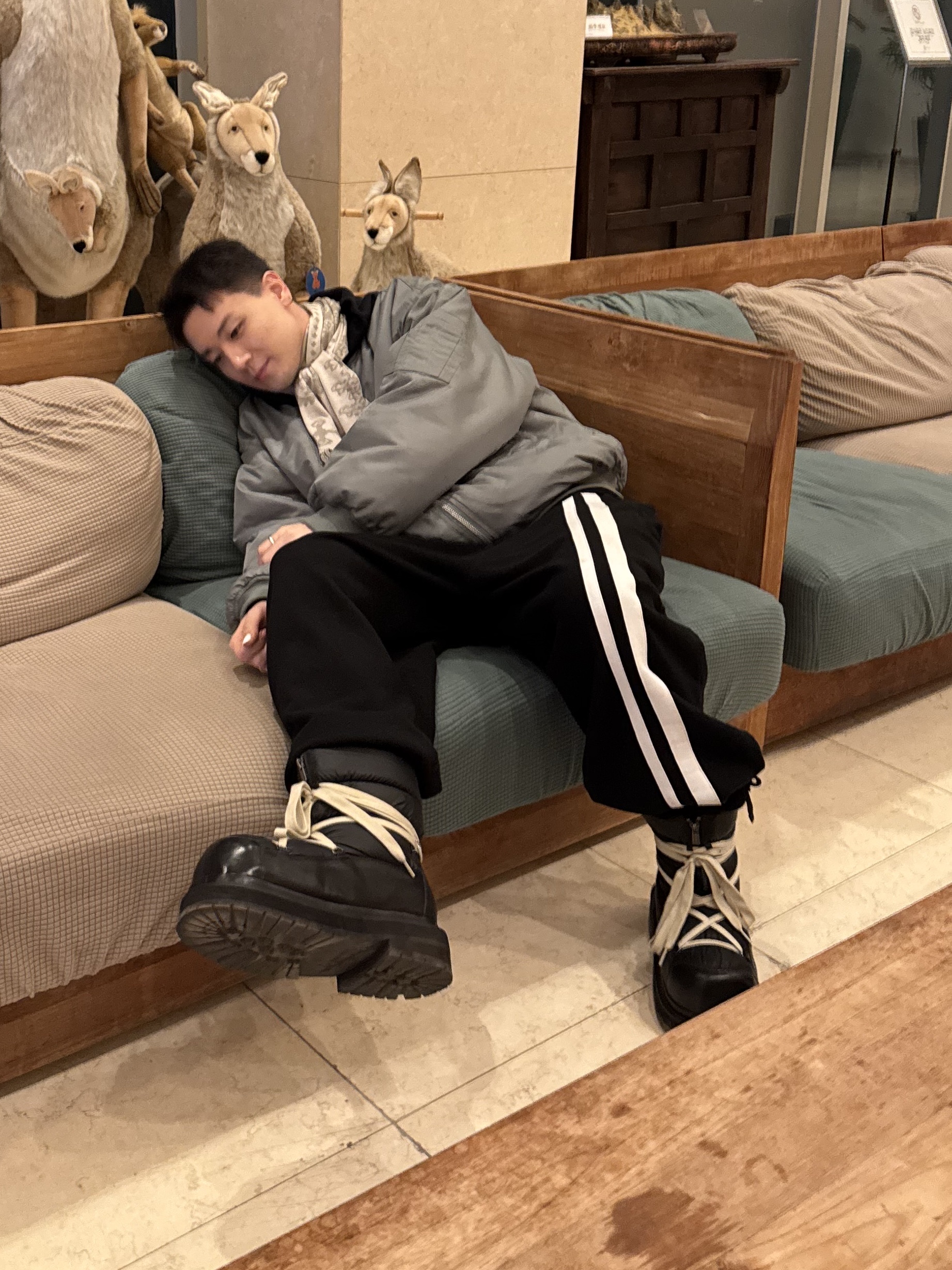 ROARINGRAD Double Waist Sweat Pants Black 착용 스타일 - 4