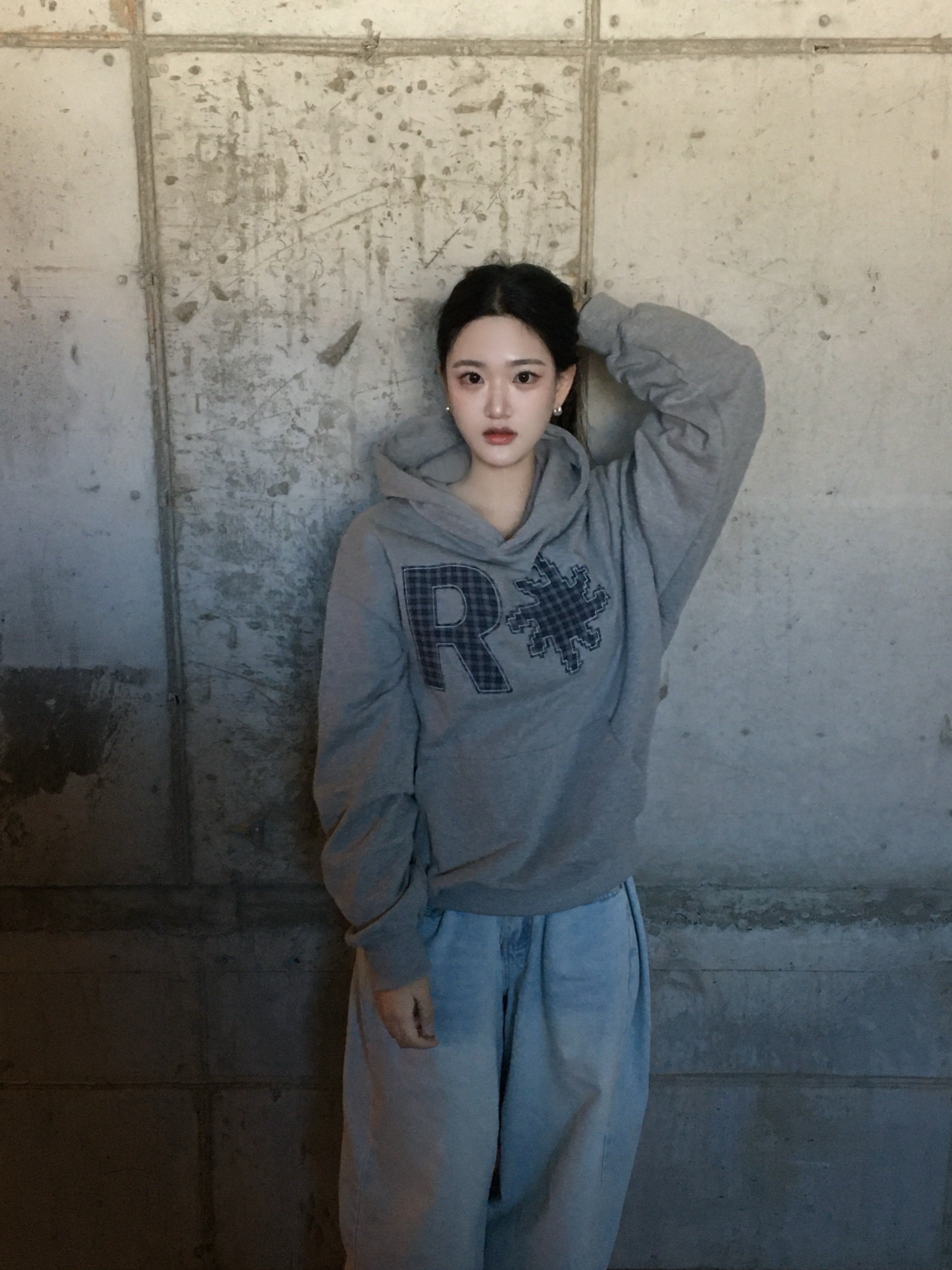 SLOW RECORD HOUSE Check Patch Hoodie Grey 착용 스타일 - 2