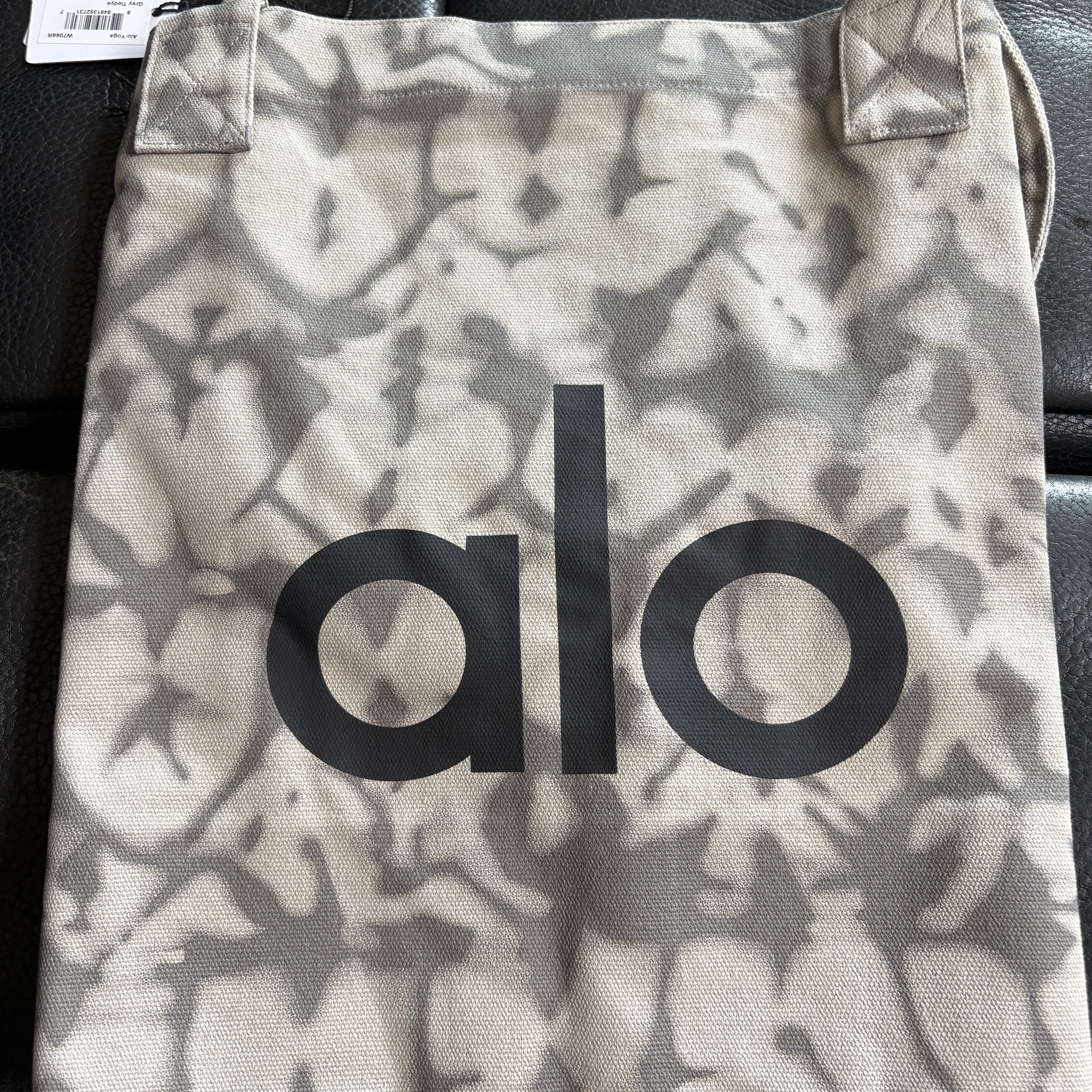Alo Yoga Iconic Shopper Tote Bag Grey Tiedye 착용 스타일