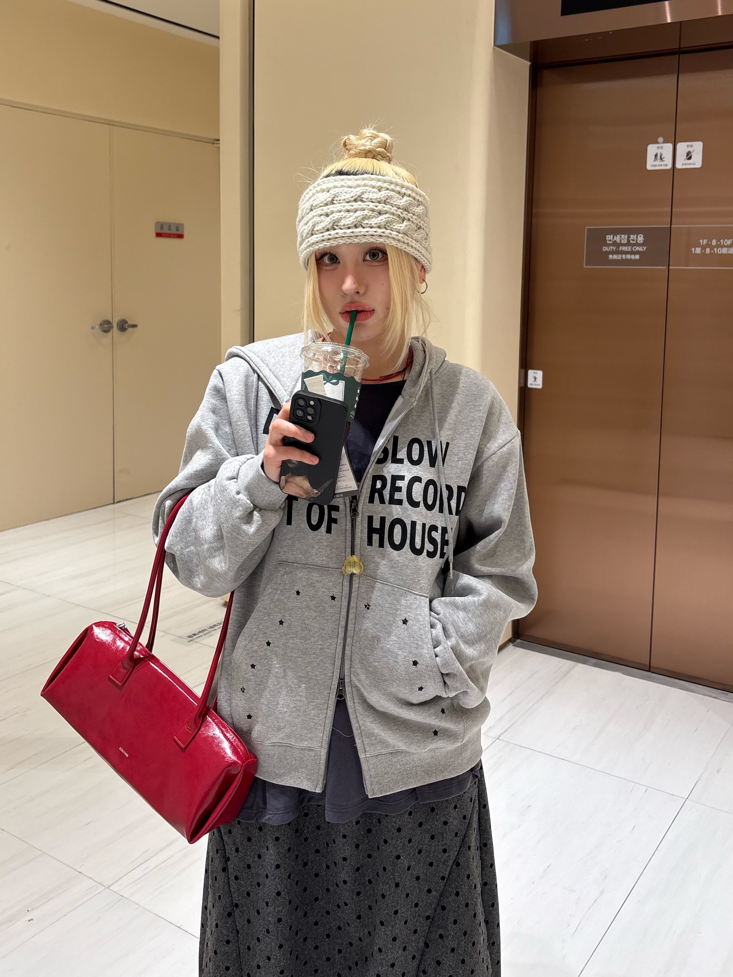 SLOW RECORD HOUSE Typo Star Hood Zip-Up Grey 착용 스타일 - 4