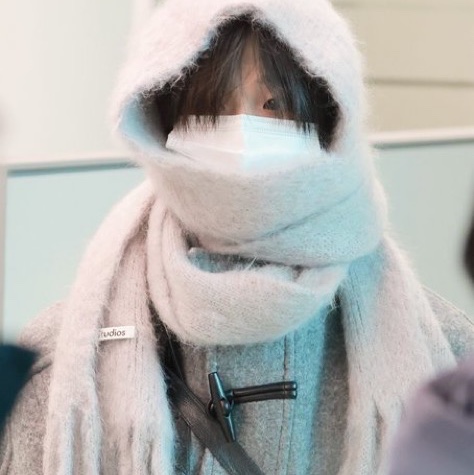 Acne Studios Mohair Muffler with Hood Gray 착용 스타일