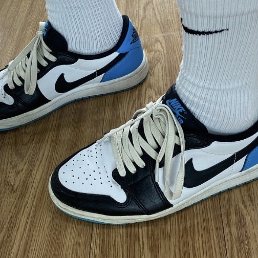 Jordan 1 Retro Low OG Black and Dark Powder Blue 착용 스타일