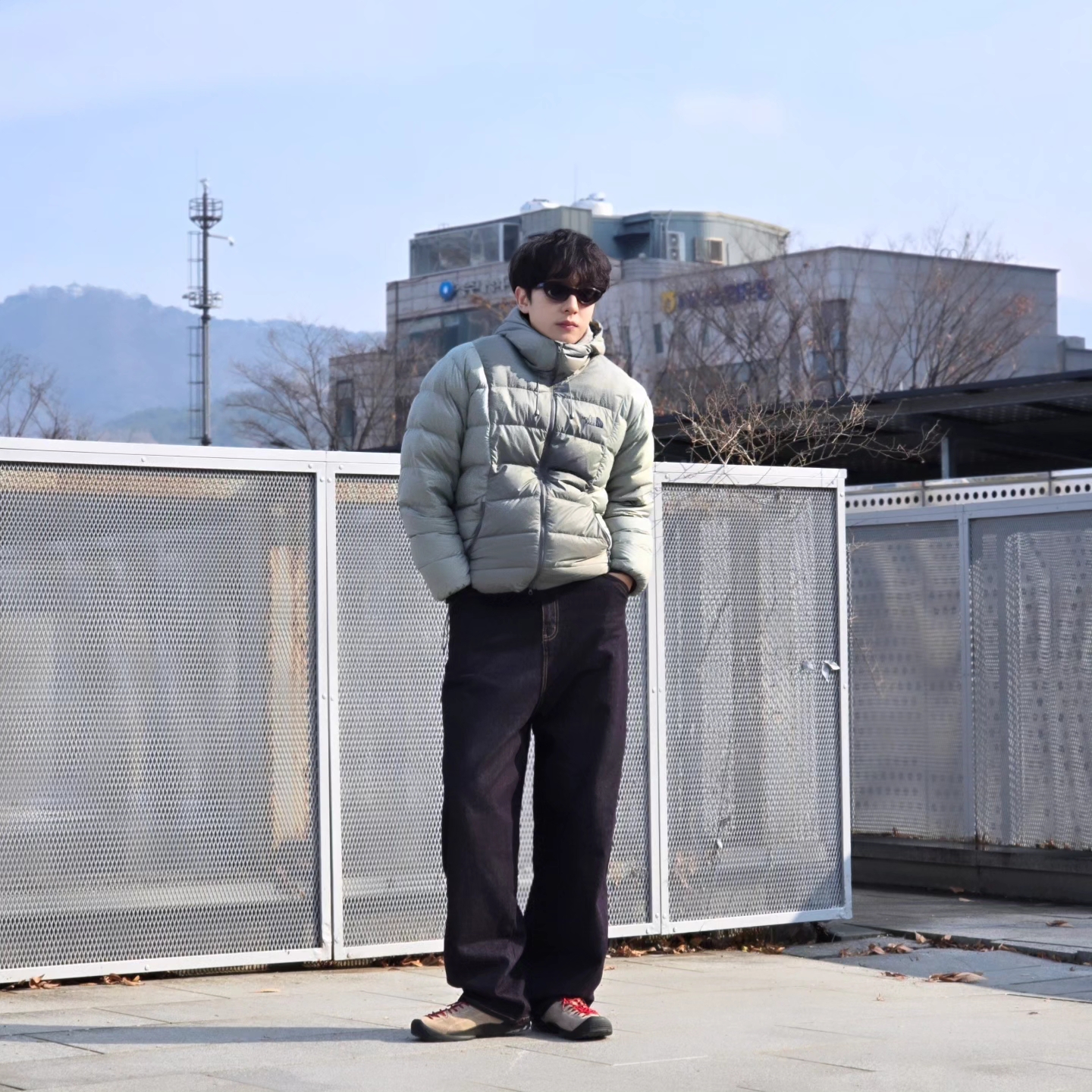 The North Face Ruta Down Jacket Light Khaki - 25SS, Suade Contour Pocket Denim Raw Indigo 착용 스타일 - 4
