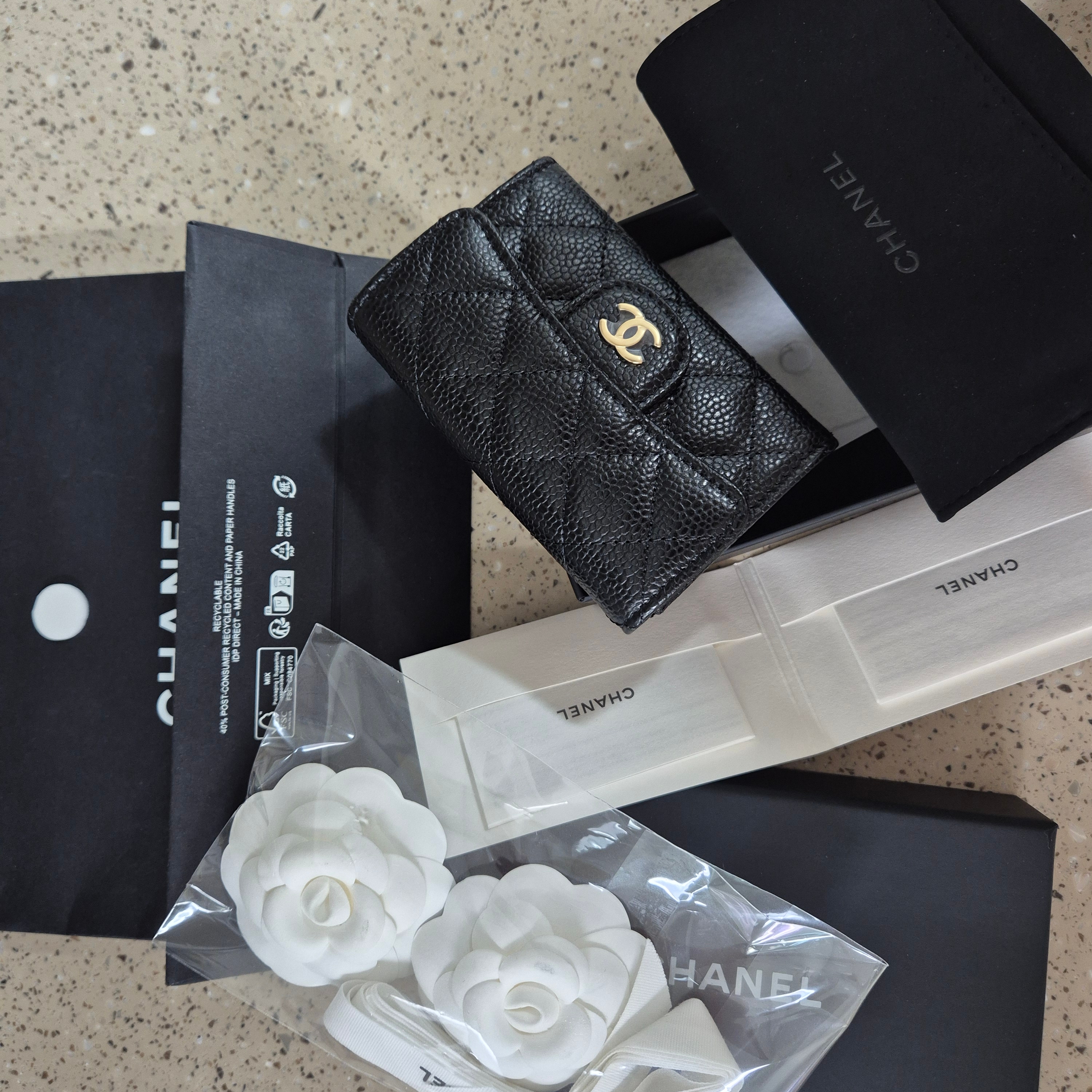 Chanel Classic Card Holder Grained Calfskin & Gold Black 착용 스타일