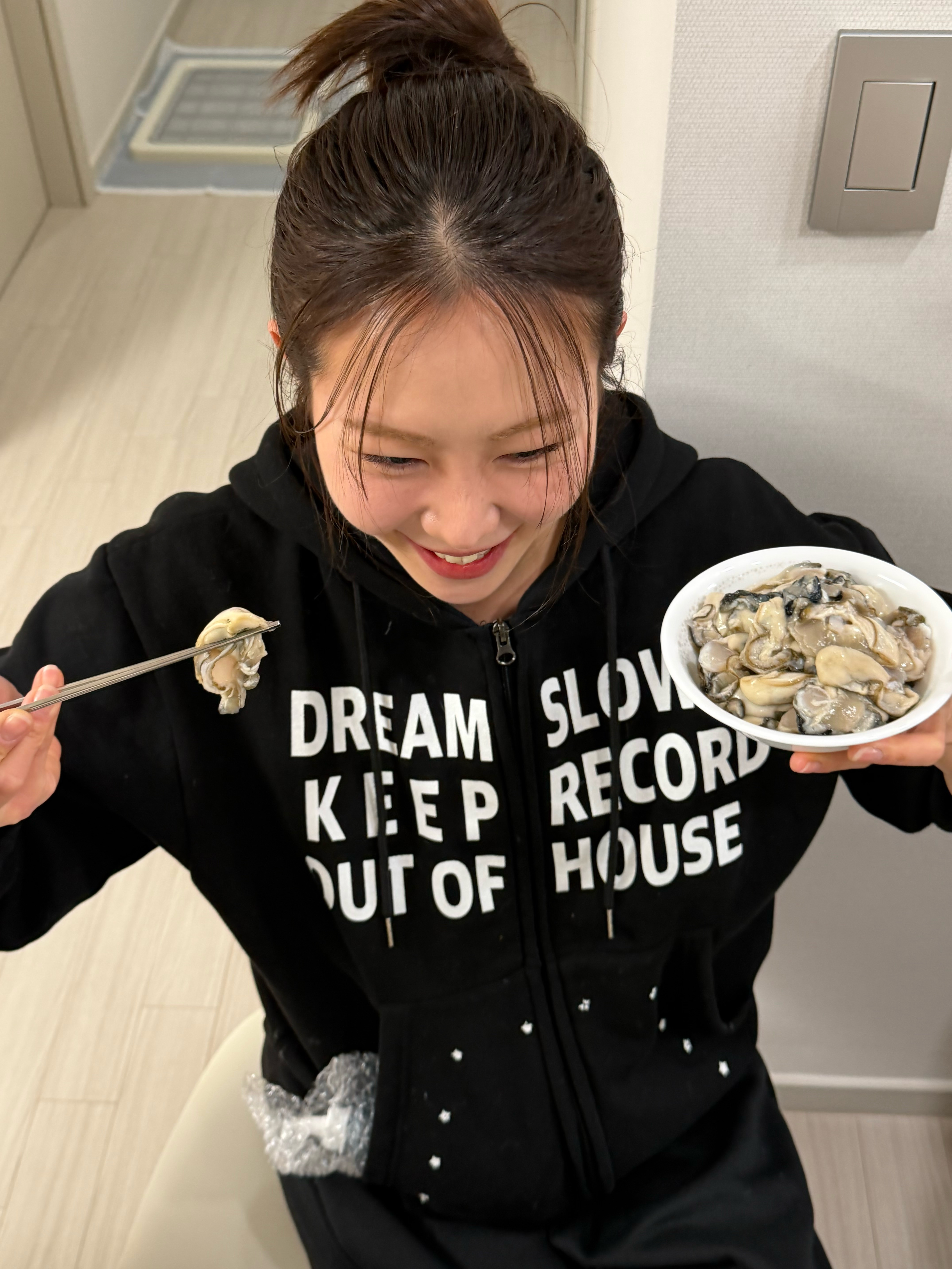 SLOW RECORD HOUSE Typo Star Hood Zip-up Black 착용 스타일 - 4