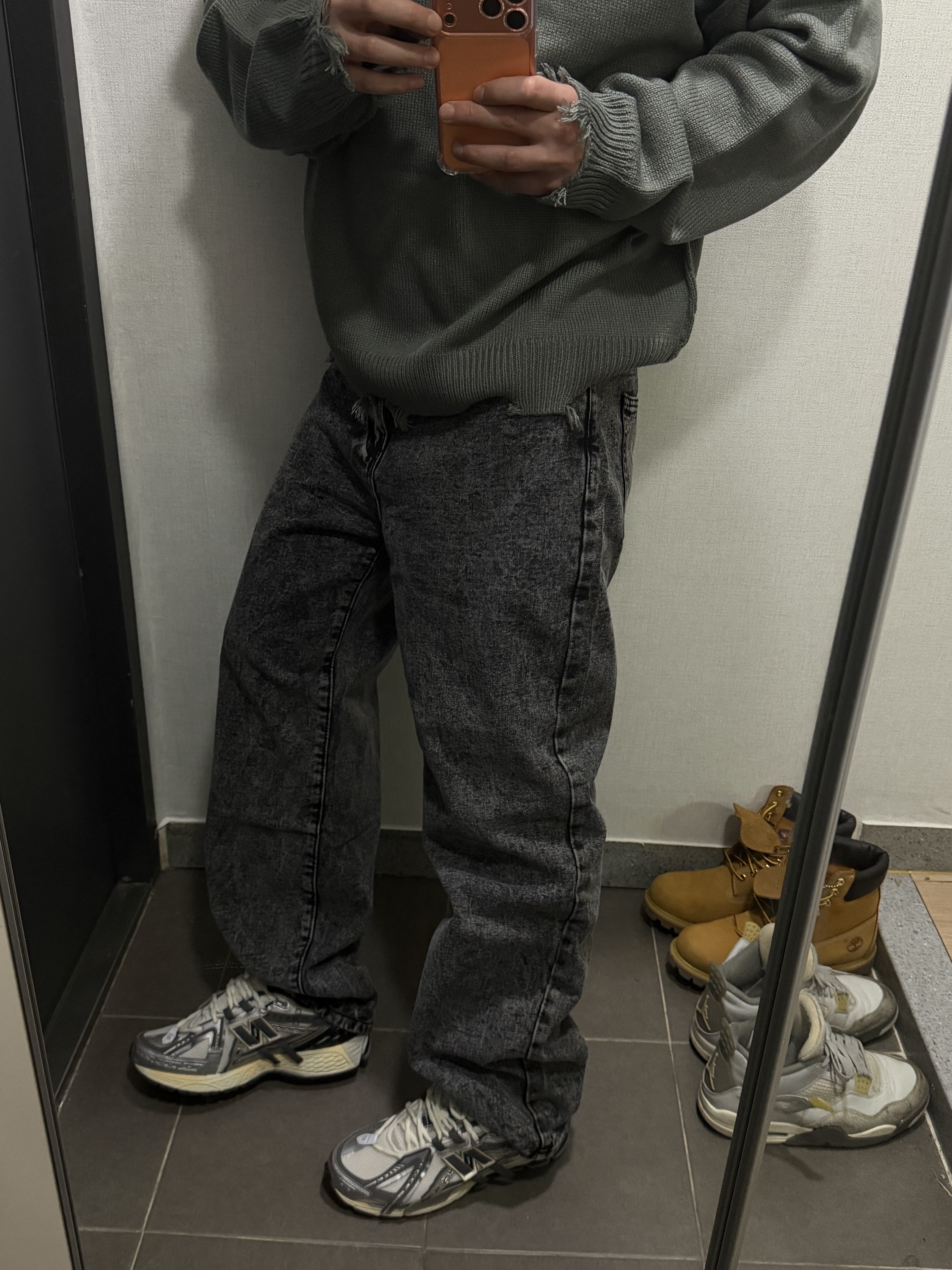New Balance 1906A Silver Metallic Castlerock 착용 스타일