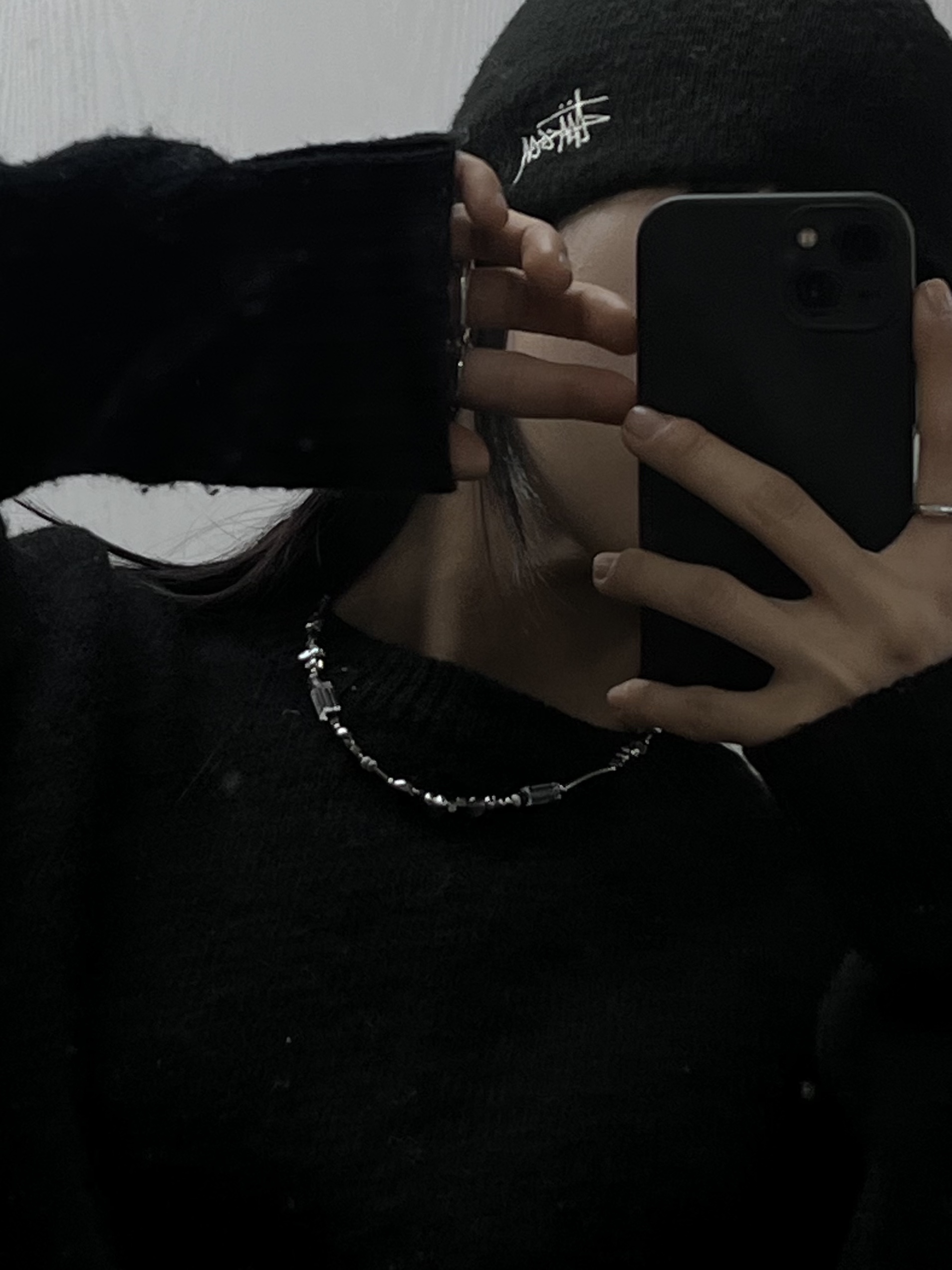 Riomeu Martin gray necklace 착용 스타일 - 1