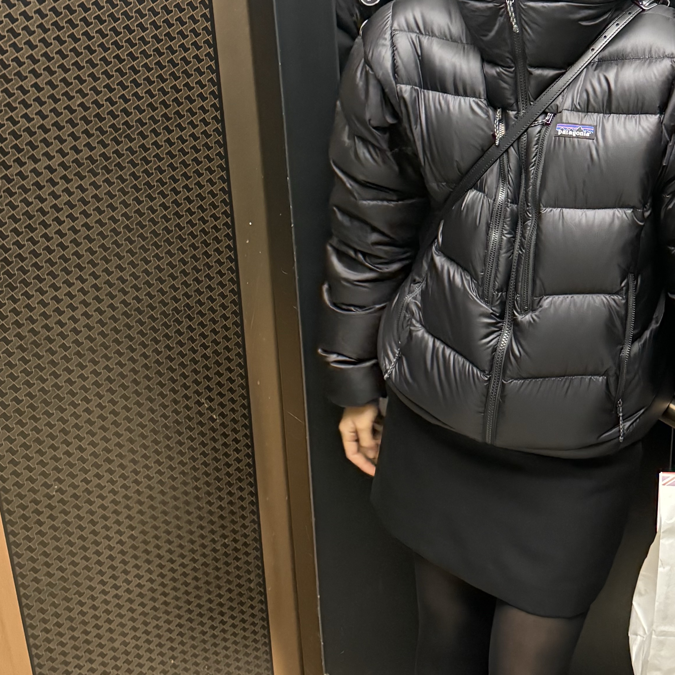 Patagonia Fitz Roy Down Hoody Black 착용 스타일
