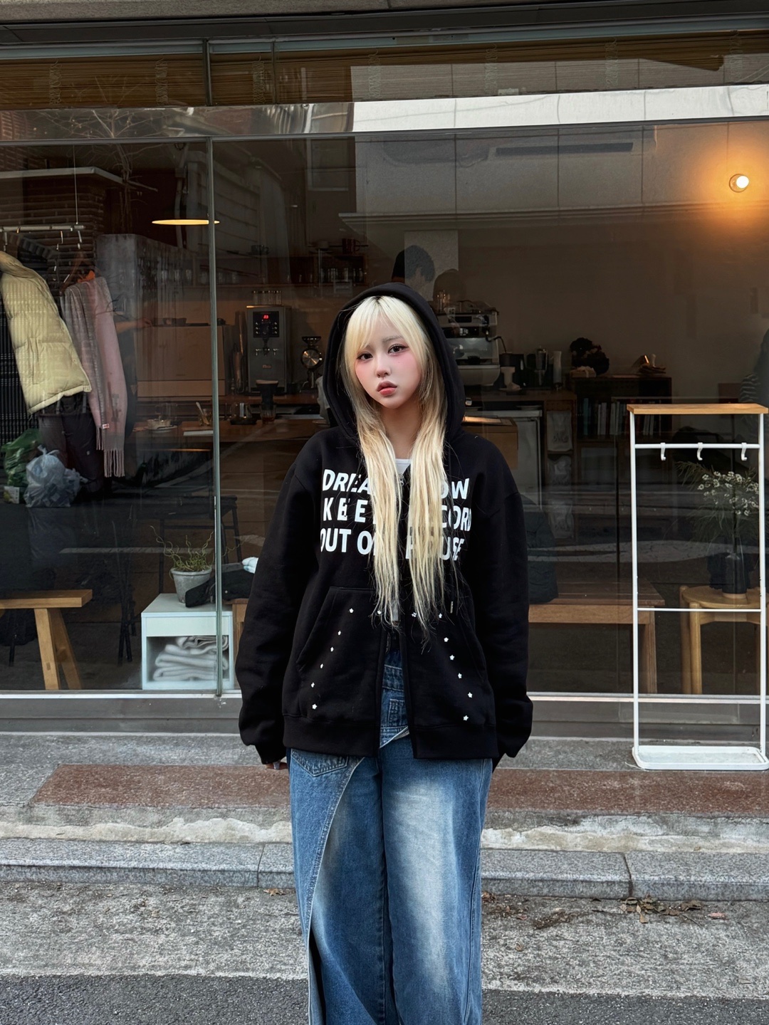 SLOW RECORD HOUSE Typo Star Hood Zip-up Black 착용 스타일 - 1