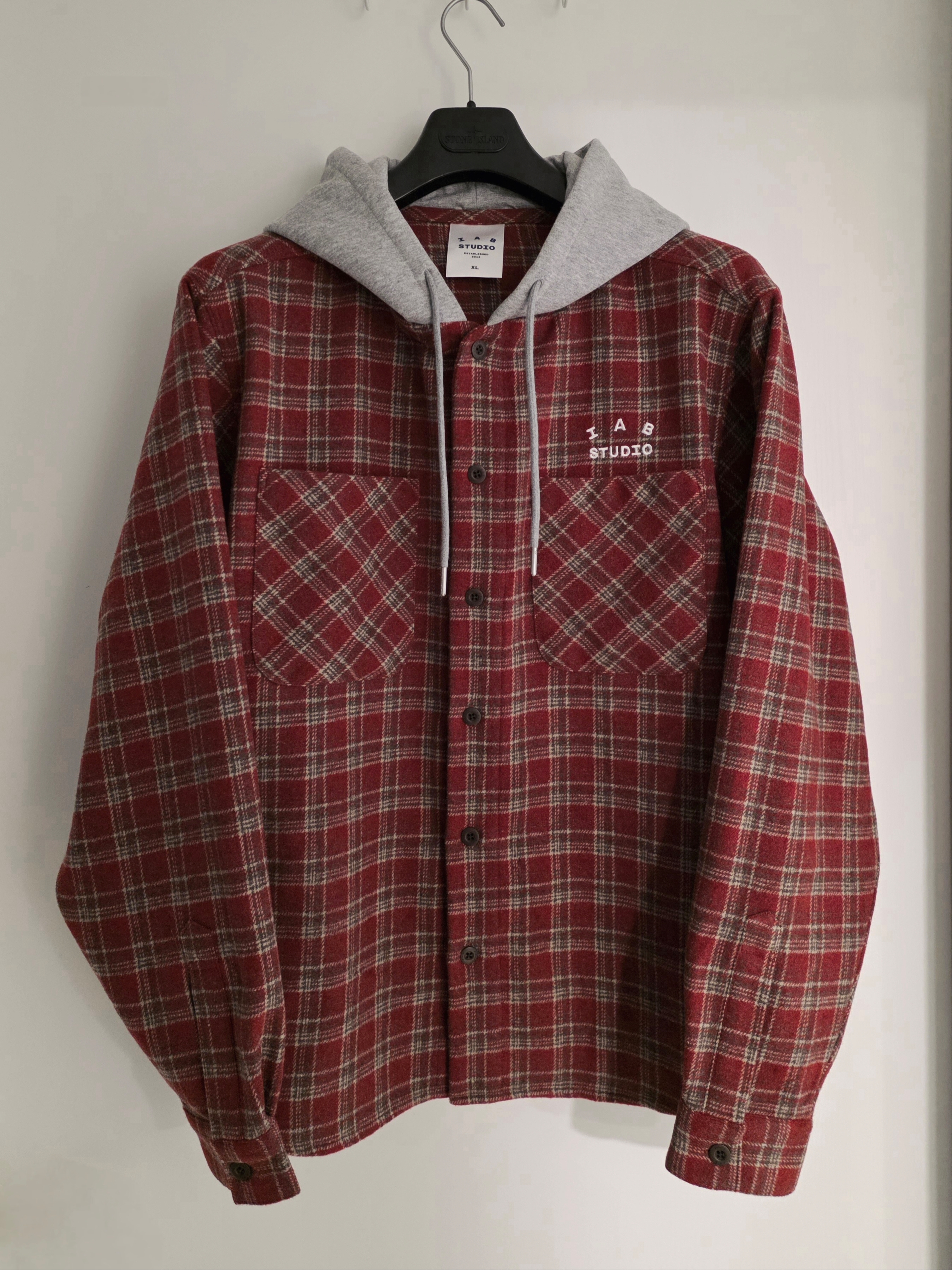 IAB Studio IAB Hoodie Shirt Red 착용 스타일 - 1
