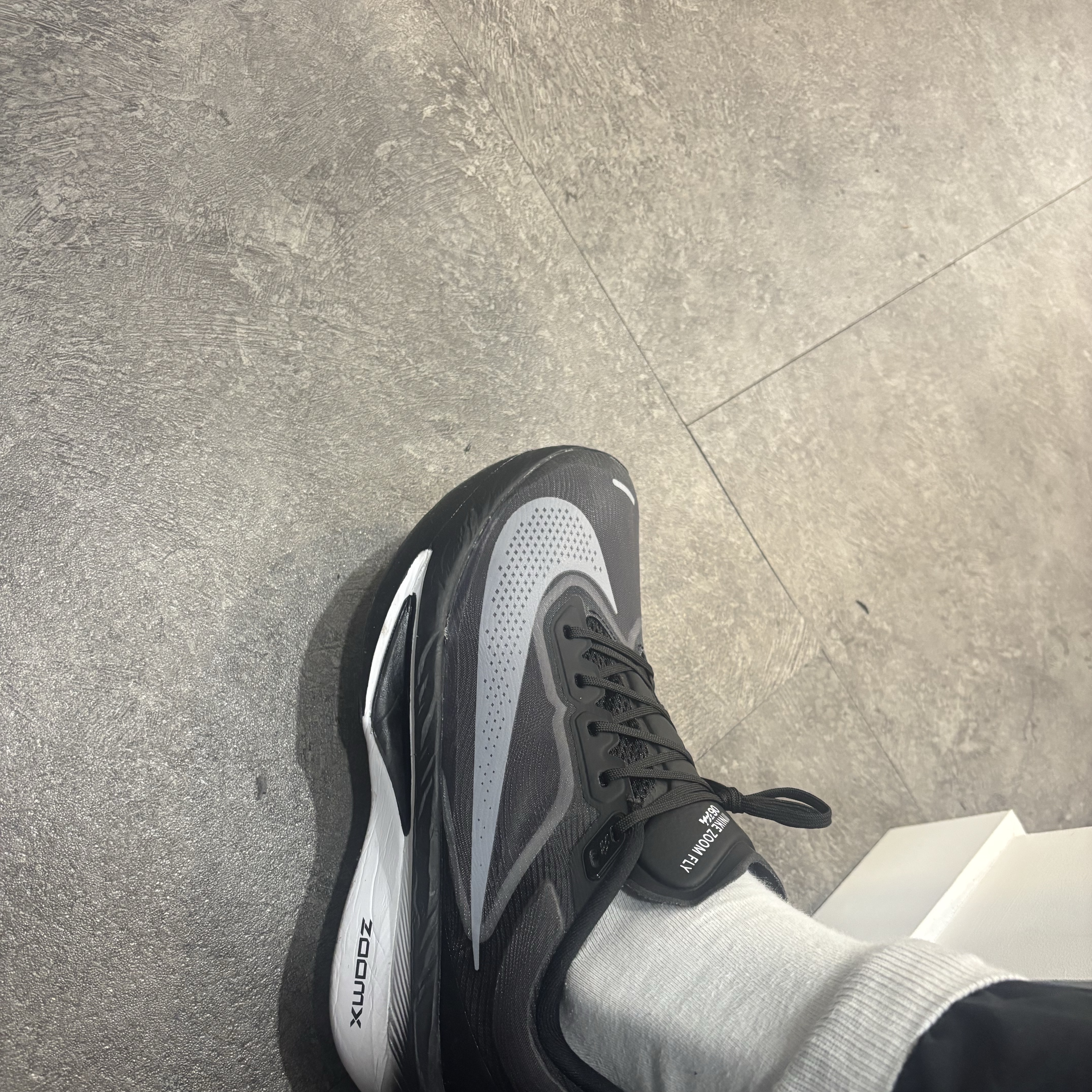 Nike Zoom Fly 6 Black Light Smoke Grey 착용 스타일