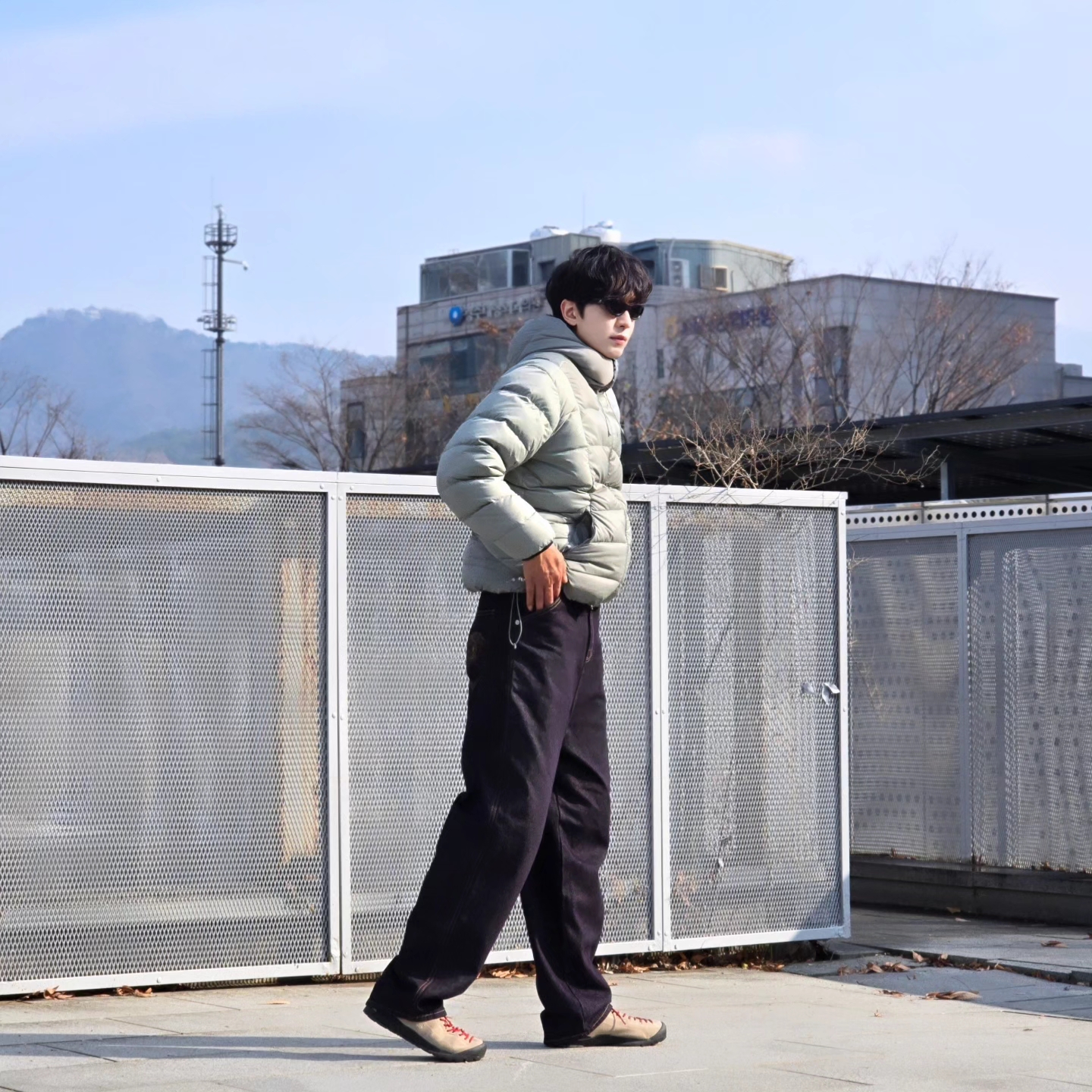 The North Face Ruta Down Jacket Light Khaki - 25SS, Suade Contour Pocket Denim Raw Indigo 착용 스타일 - 3
