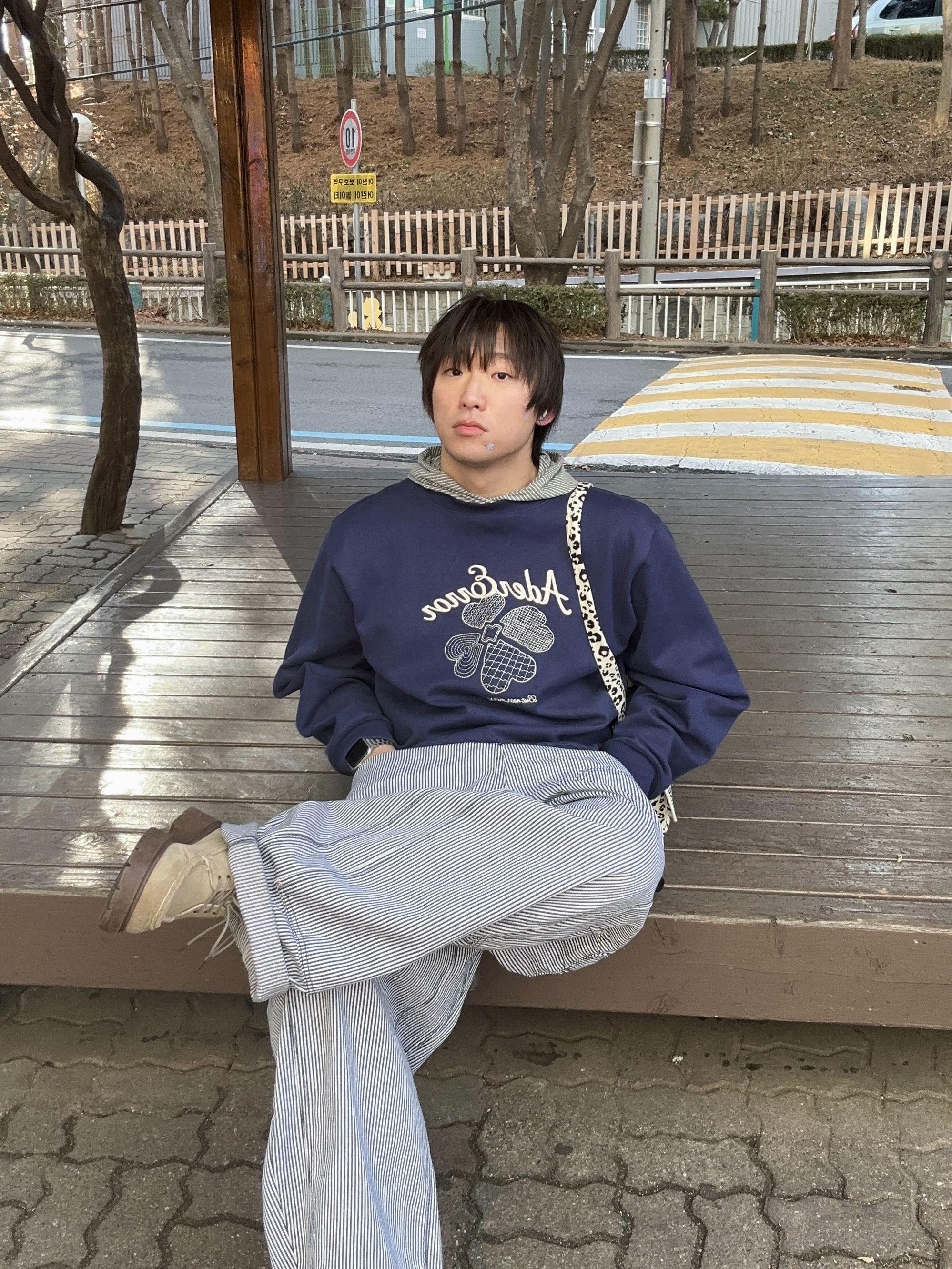 Ader Error Tever Logo Sweatshirt Navy 착용 스타일 - 1