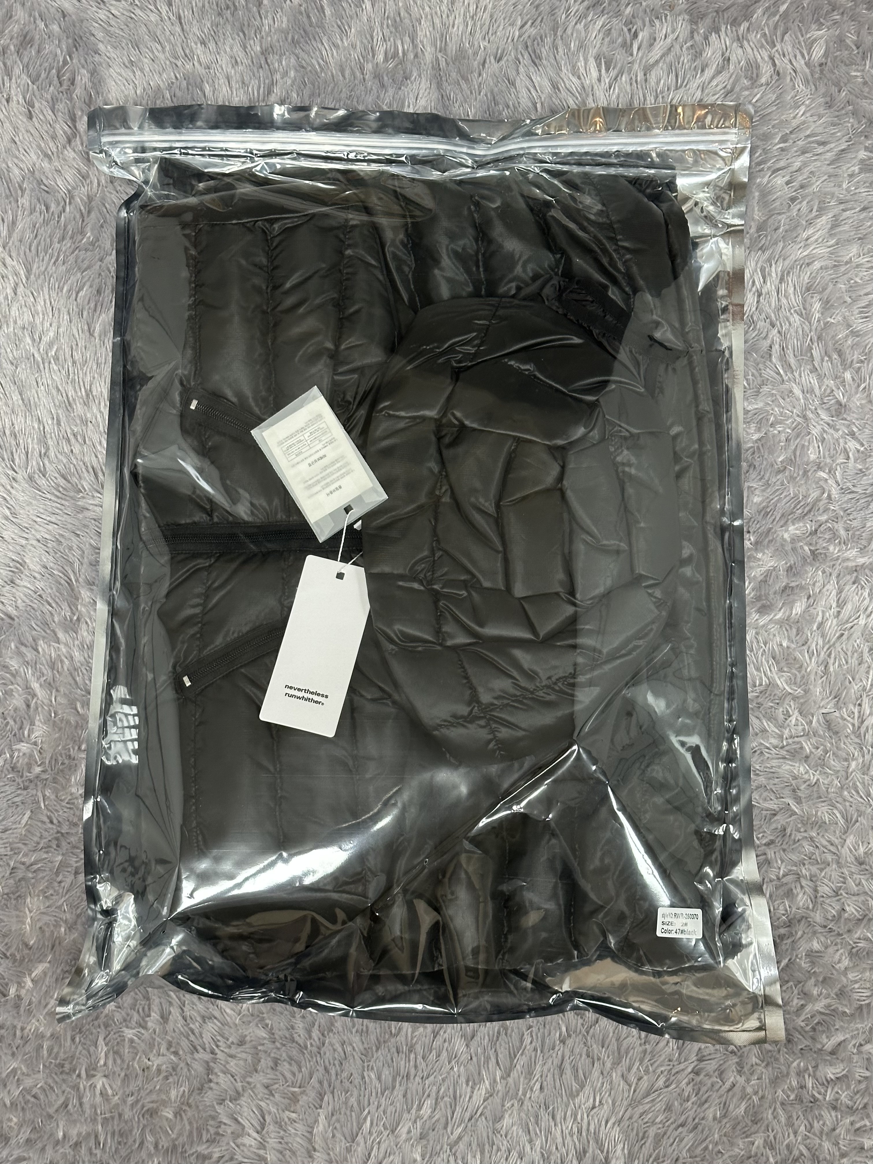 [KREAM 단독] runwhither Lightweight Hoodie Padding Black 착용 스타일 - 1