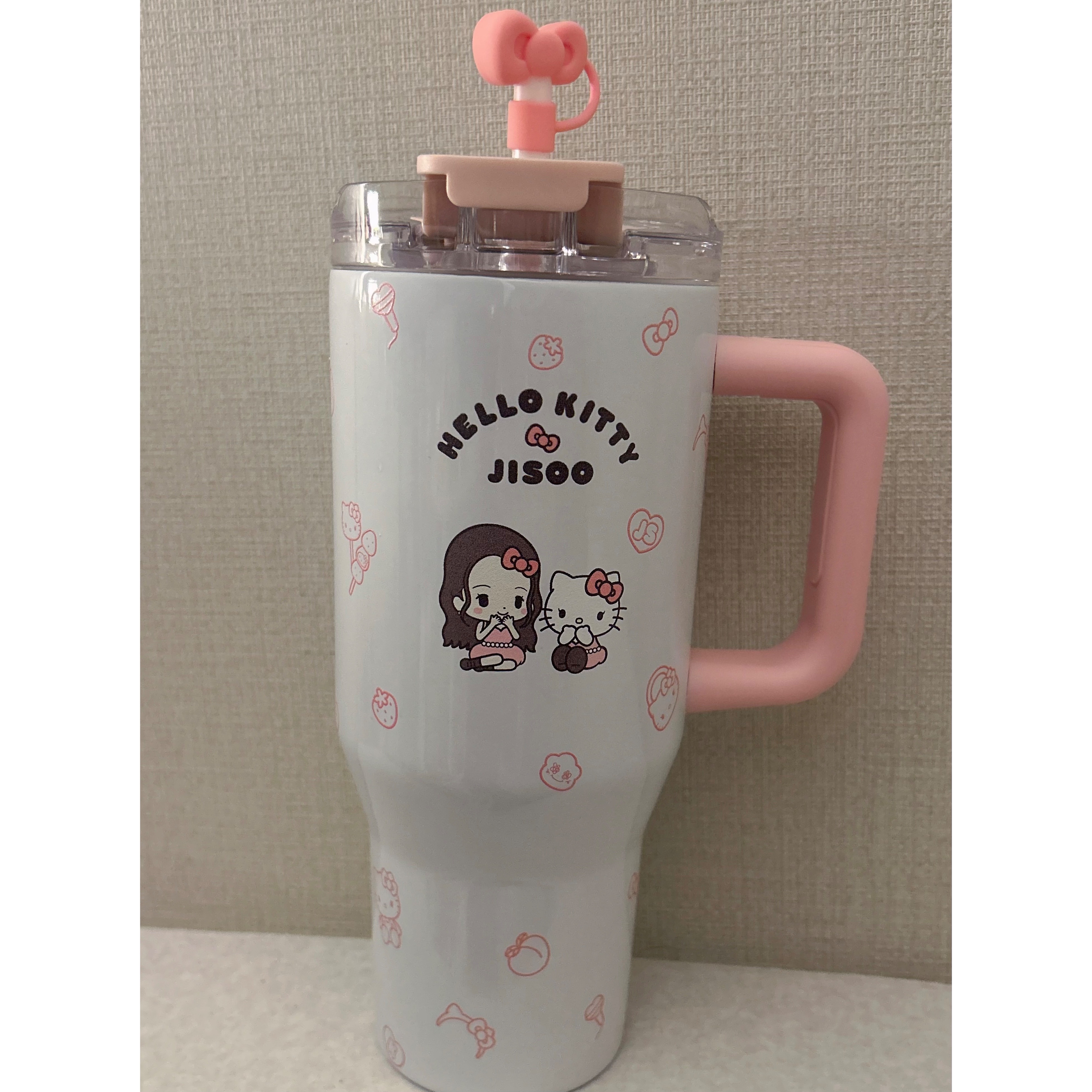 [HELLO KITTY x JISOO] Tumbler 착용 스타일 - 1