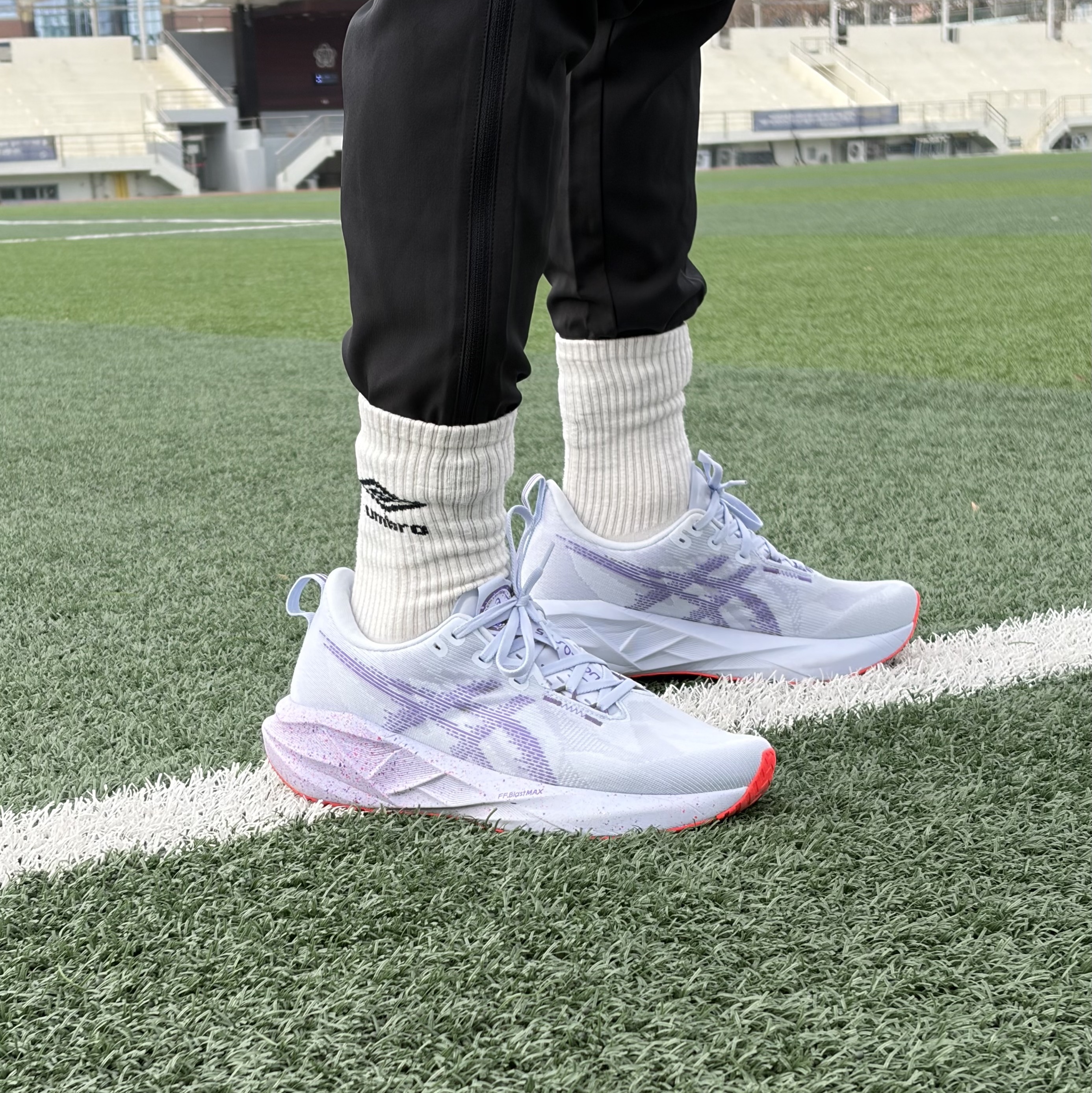 Asics Novablast 5 Tokyo Blue Fade Edo Purple, Nike Dri-Fit Challenger Woven Pants Black - Asia 착용 스타일 - 1