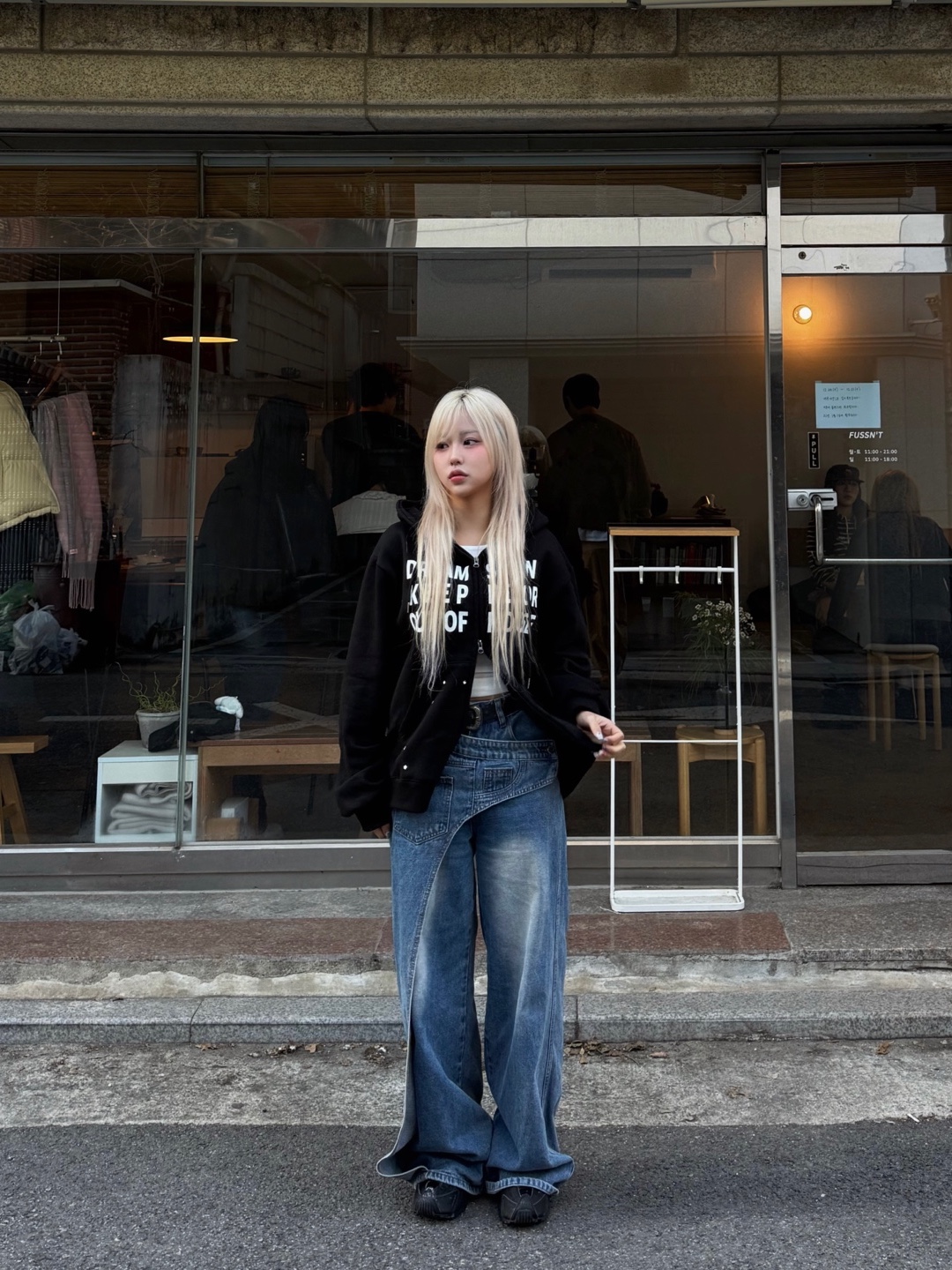 SLOW RECORD HOUSE Typo Star Hood Zip-up Black 착용 스타일 - 2