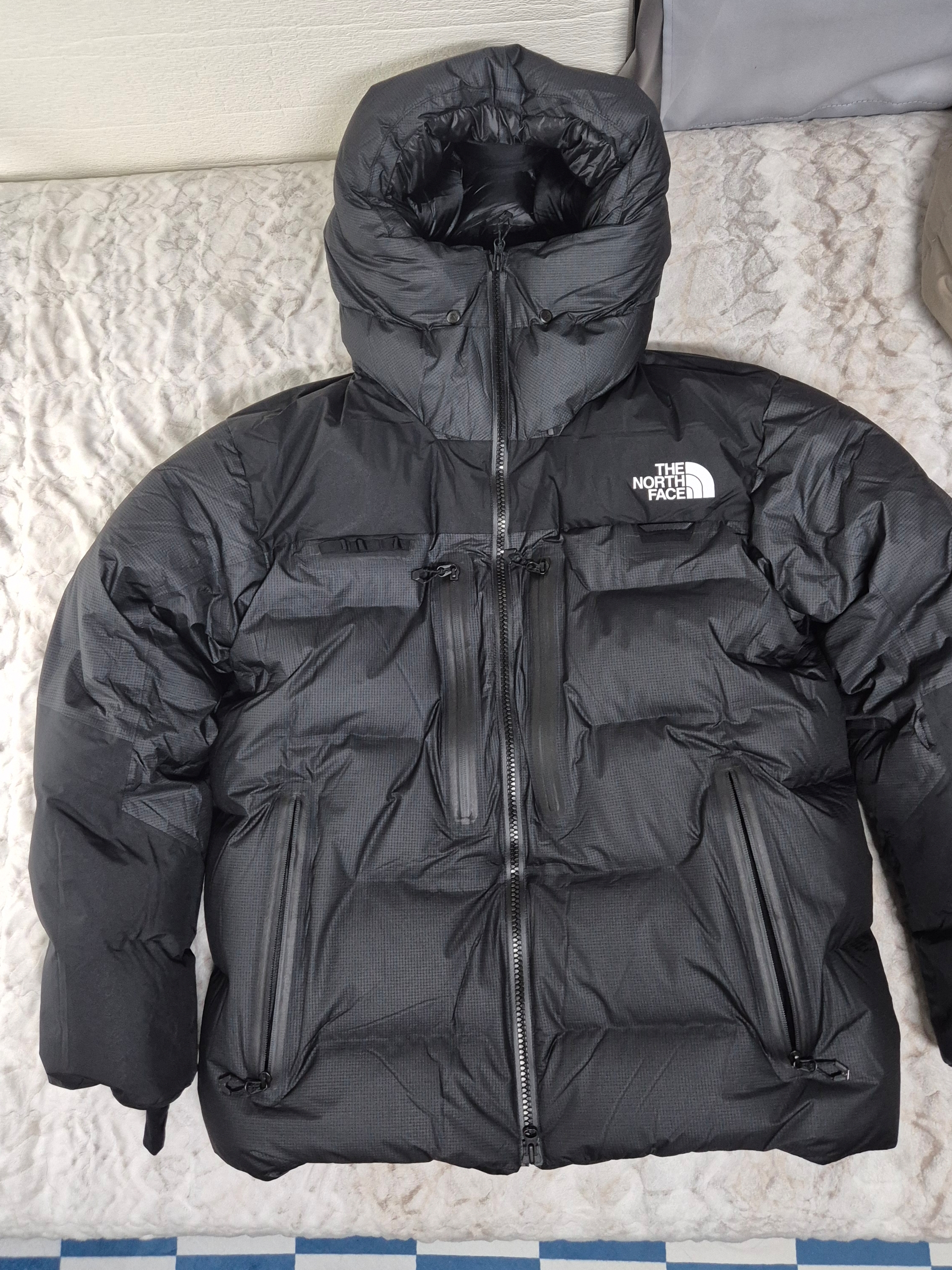 The North Face Himalayan Parka Black, The North Face Himalayan Parka Summit Gold 착용 스타일 - 3