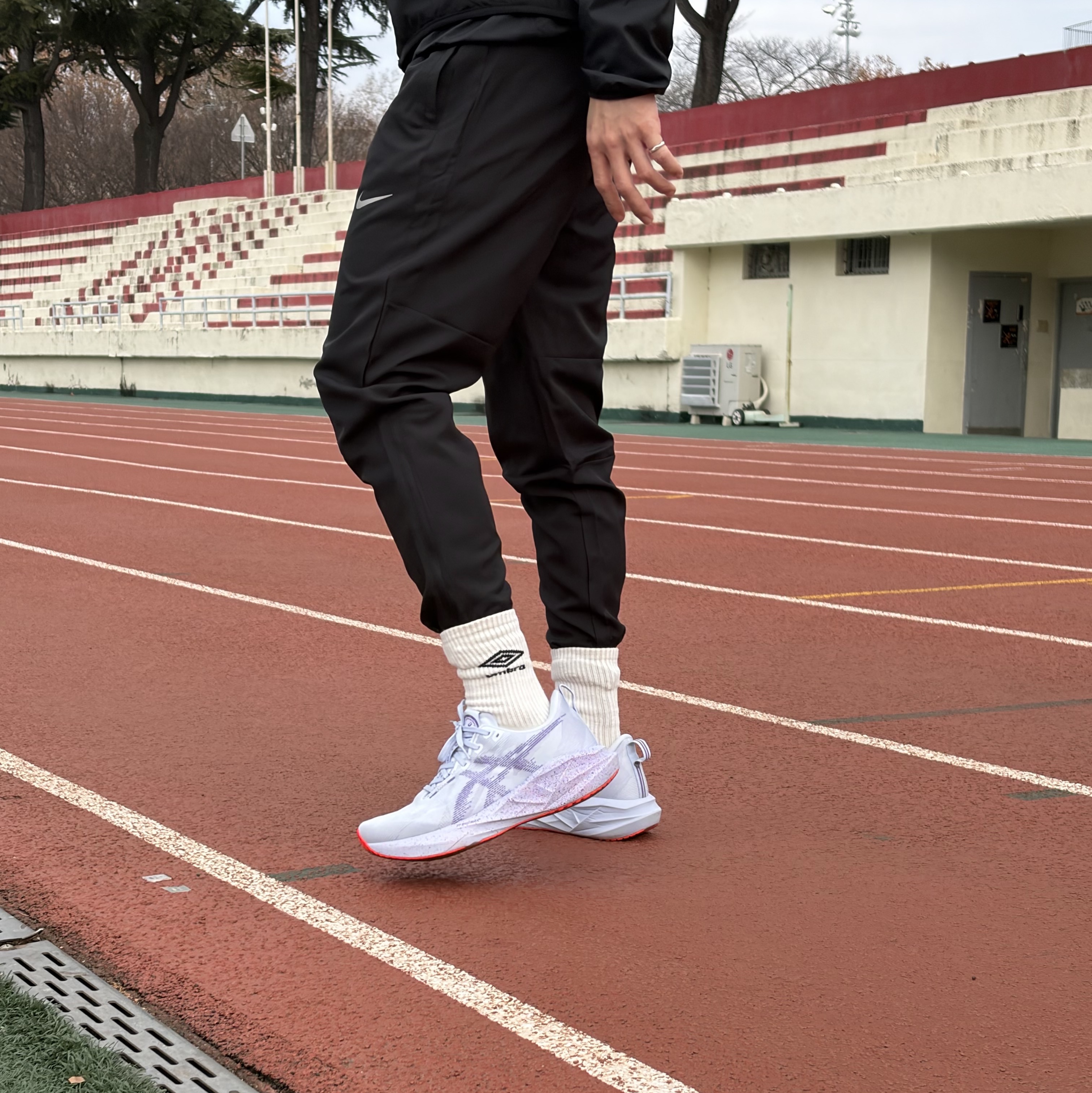 Asics Novablast 5 Tokyo Blue Fade Edo Purple, Nike Dri-Fit Challenger Woven Pants Black - Asia 착용 스타일 - 2