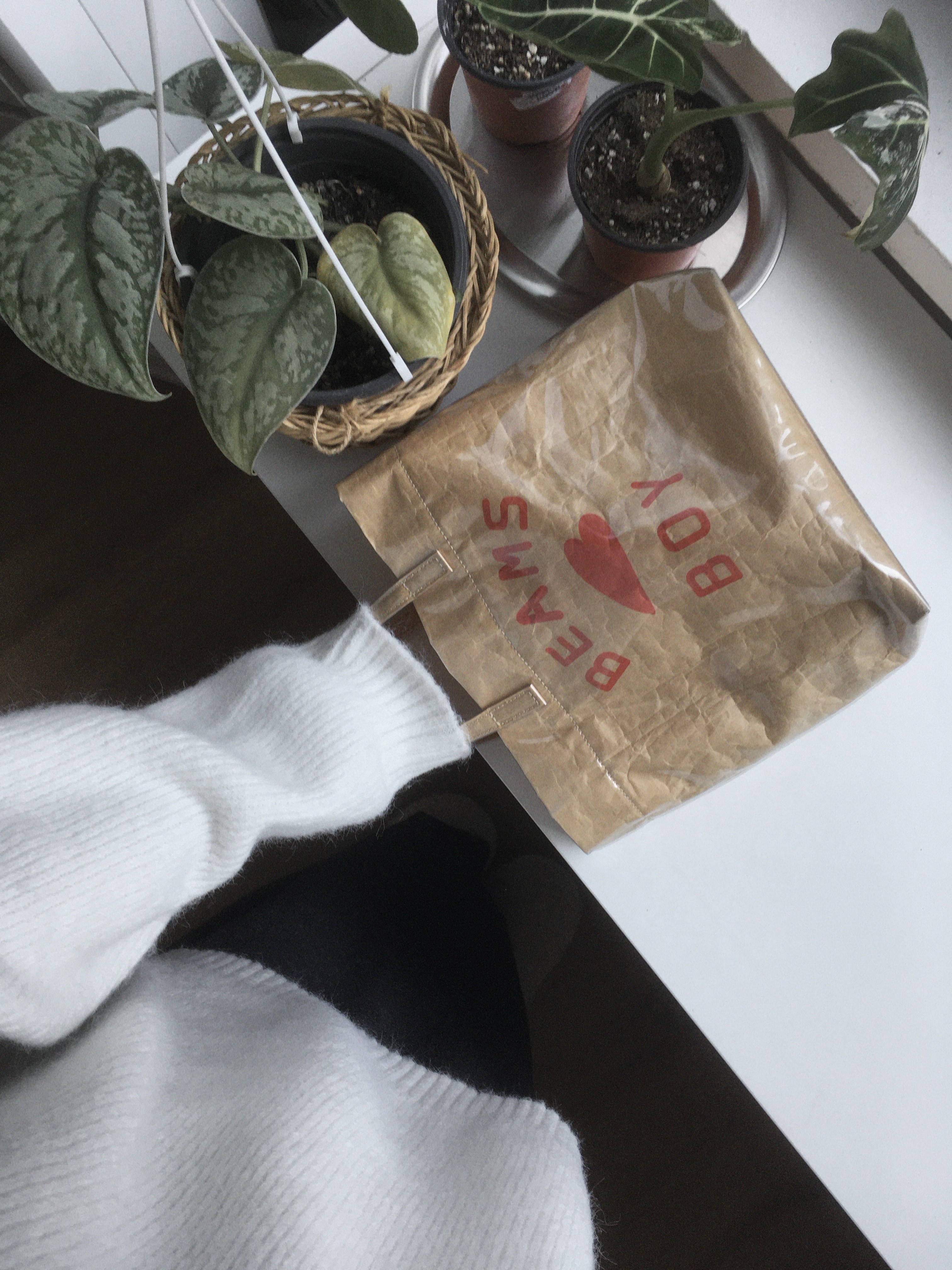 Beams Boy Logo Shopping Bag Beige 착용 스타일 - 6
