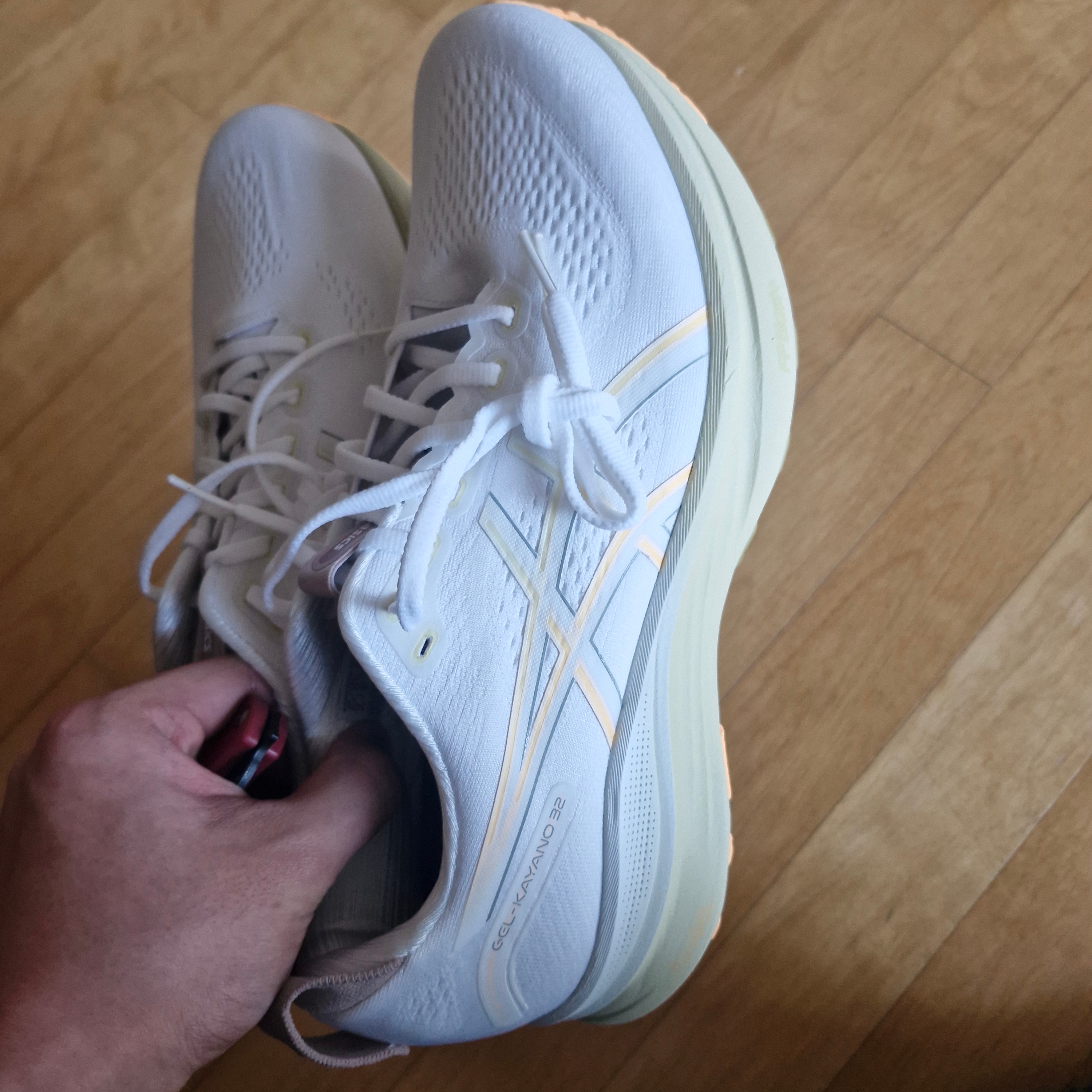 Asics Gel-Kayano 32 White Orange Glow - 4E Extra Wide 착용 스타일 - 2
