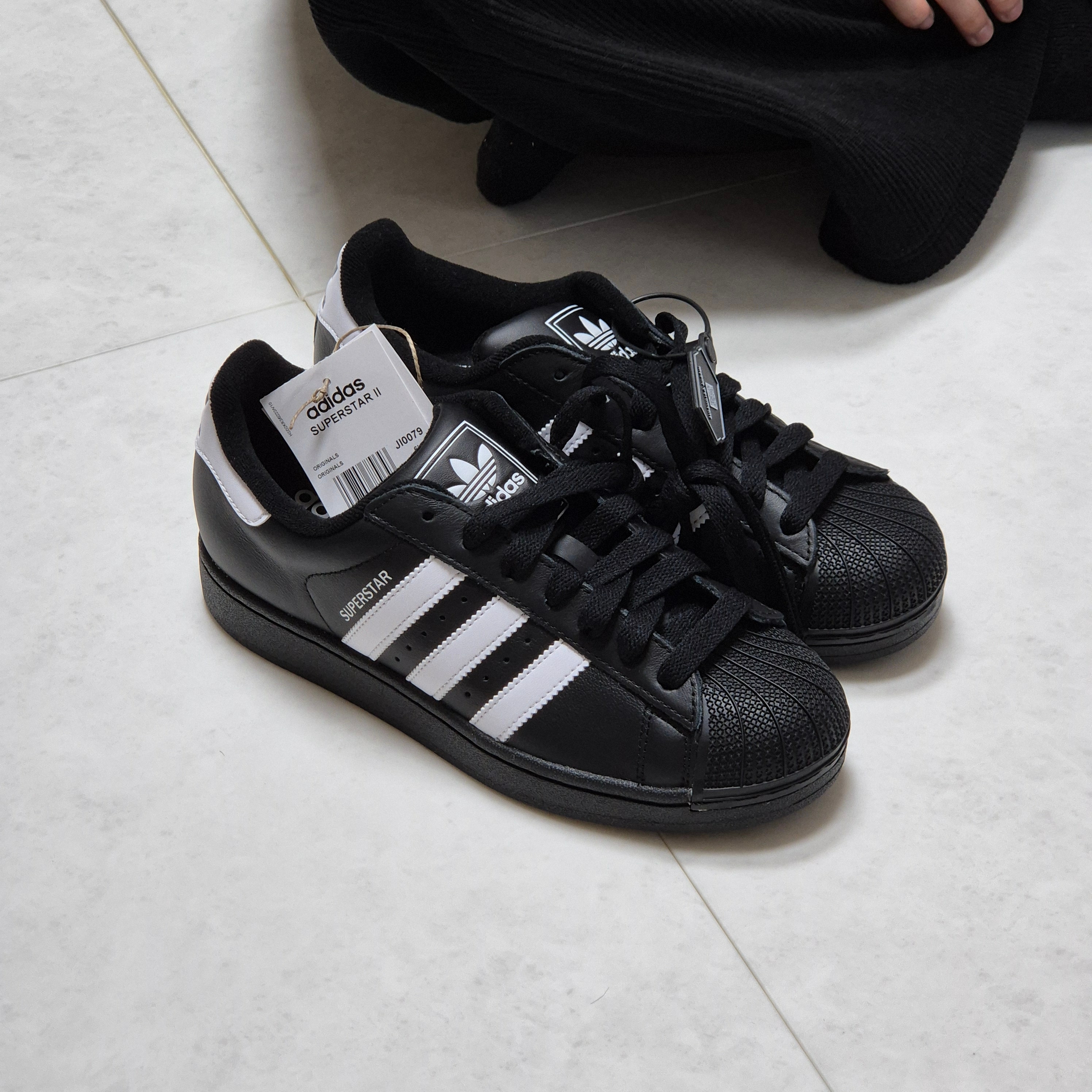 Adidas Superstar II Core Black Cloud White 착용 스타일 - 1