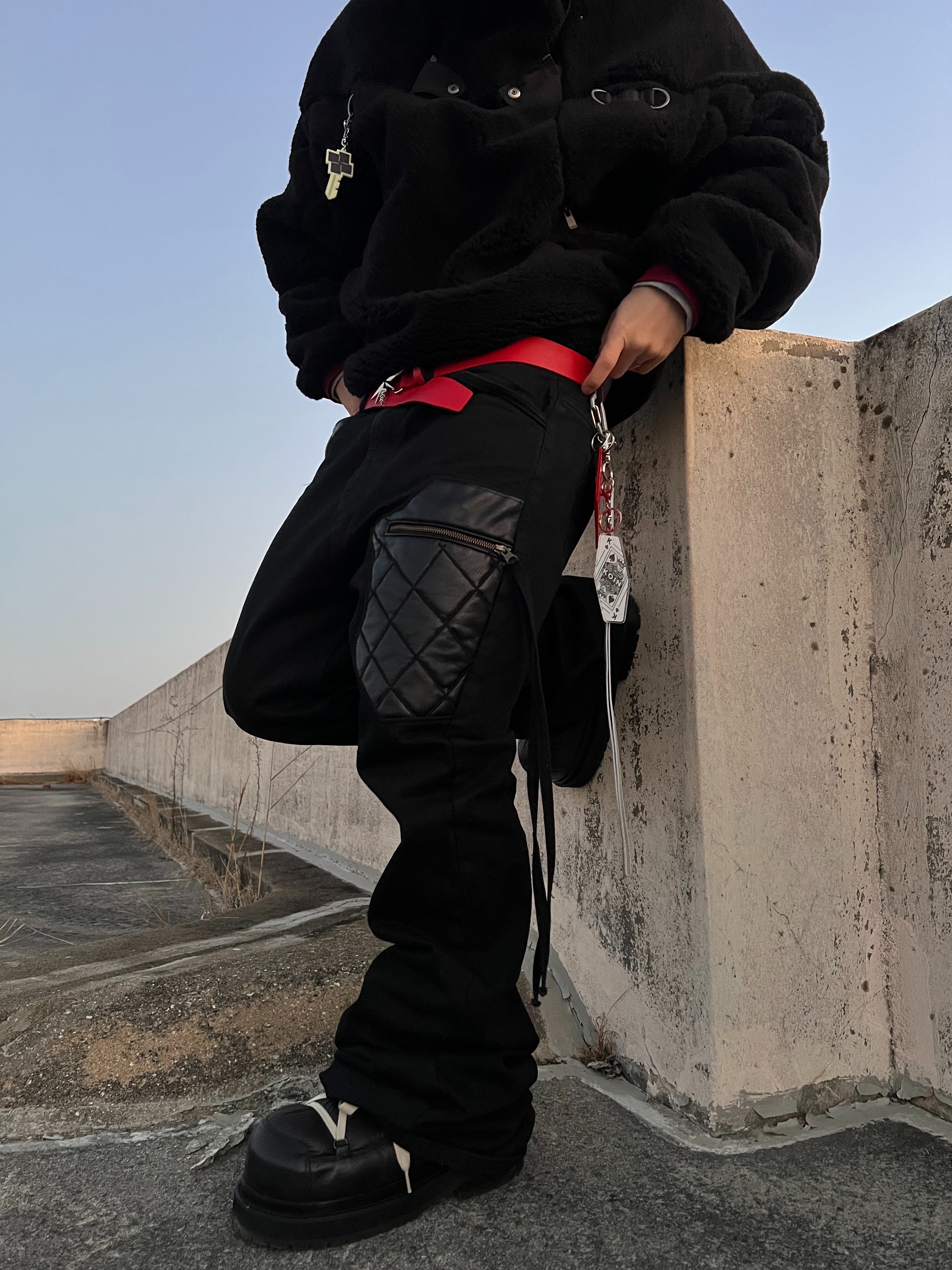 emostanceclub Leather Patch Flared Jeans Black 착용 스타일 - 6