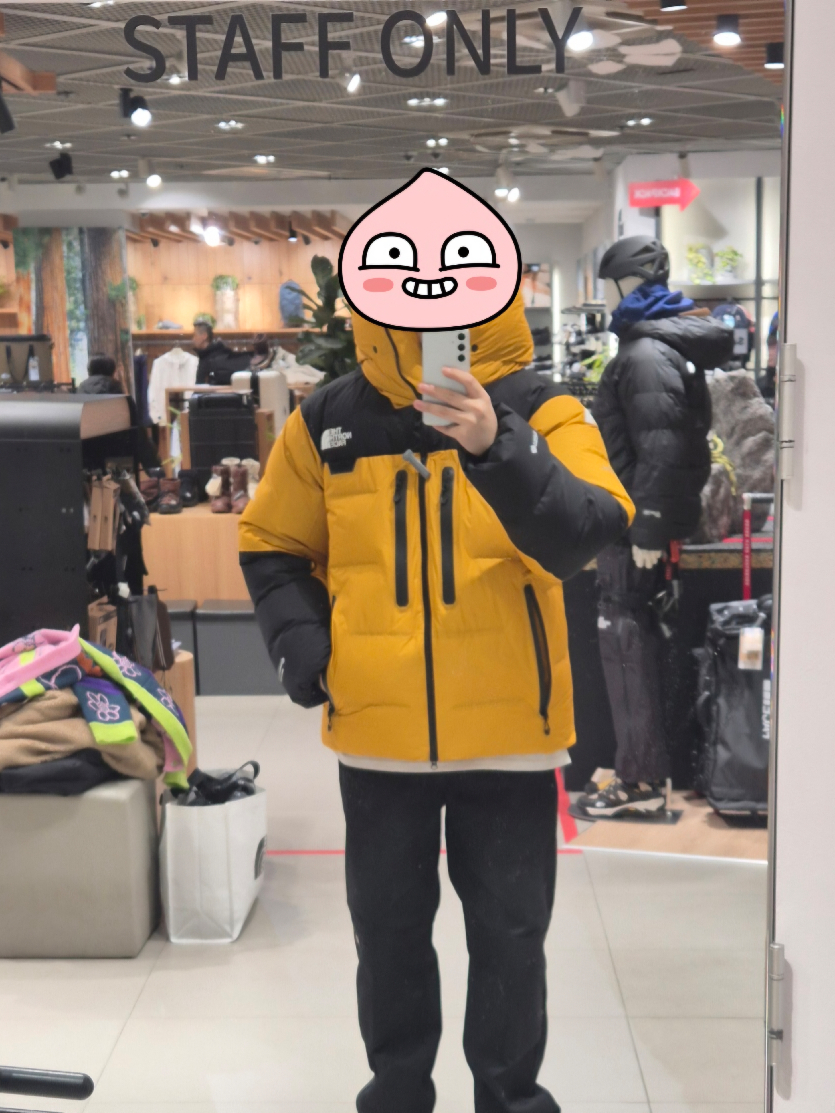The North Face Himalayan Parka Black, The North Face Himalayan Parka Summit Gold 착용 스타일 - 2