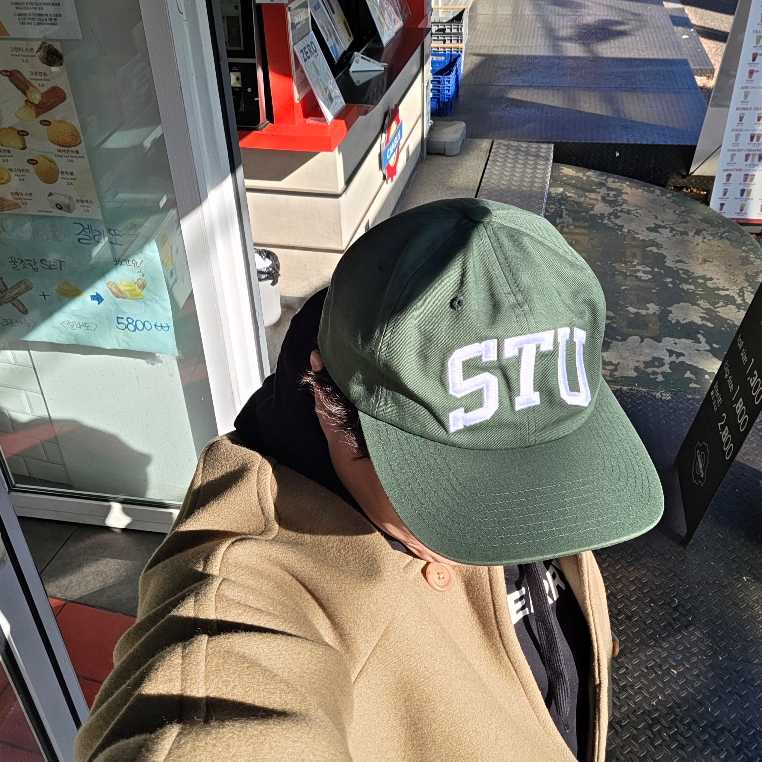 Stussy Mid-Depth Stu Arch Strapback Cap Forest 착용 스타일