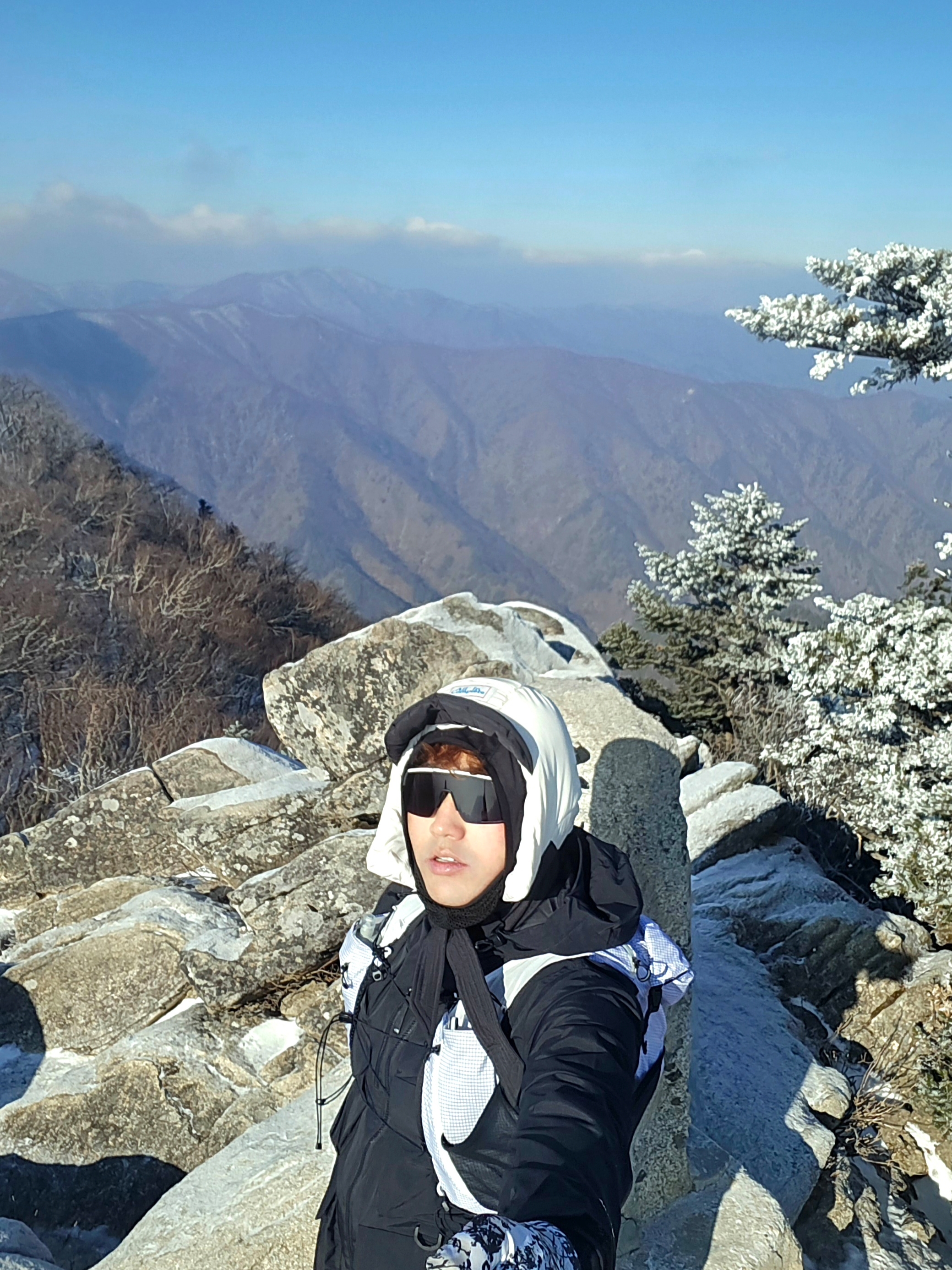 Allincomplete Panda Padding Balaclava 착용 스타일