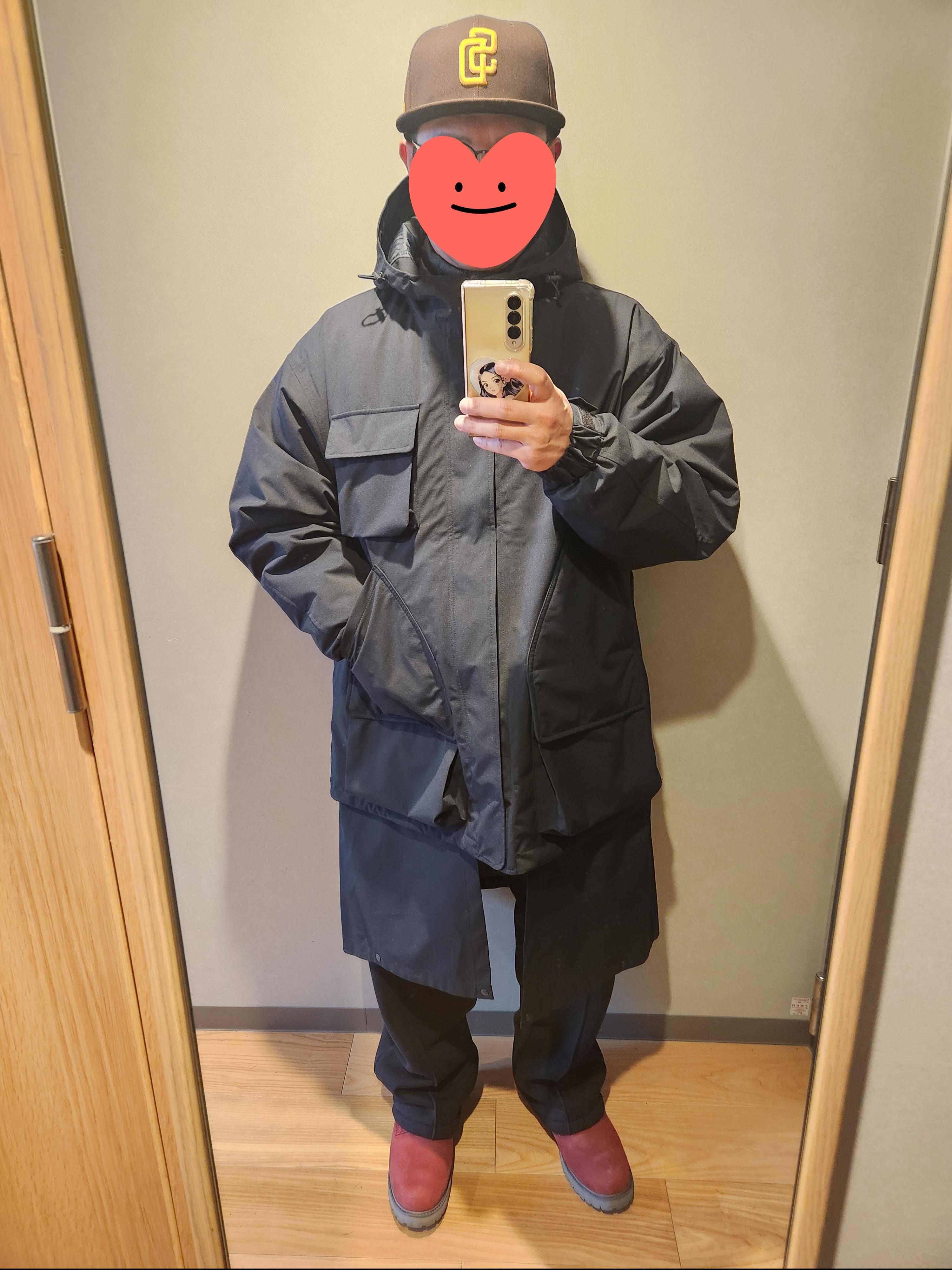 GU x Engineered Garments Padded Shell Parka Navy, New Era MLB Authentic San Diego Padres Game Brown 착용 스타일