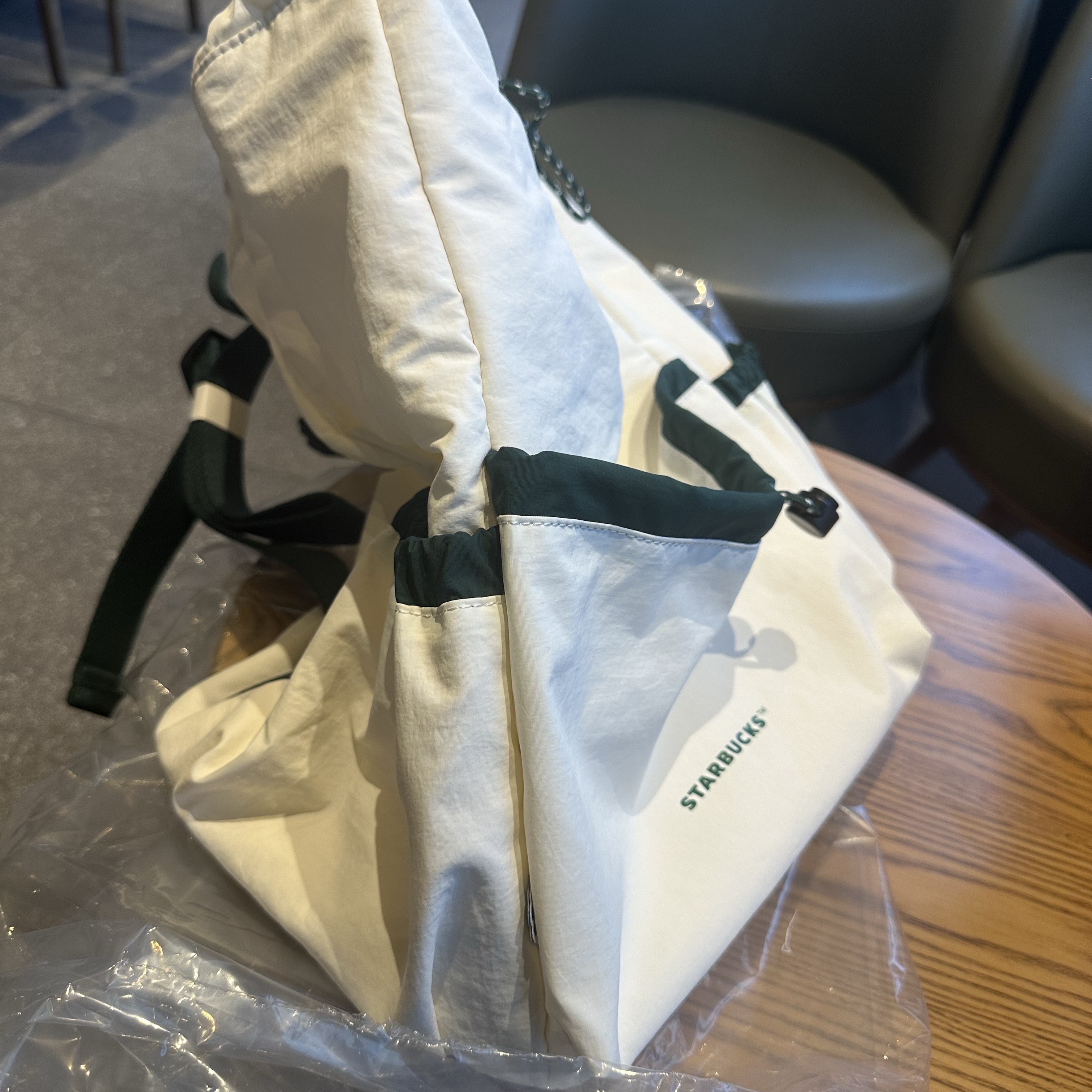Starbucks Happy 2026 Lucky Bag Ivory 착용 스타일 - 3